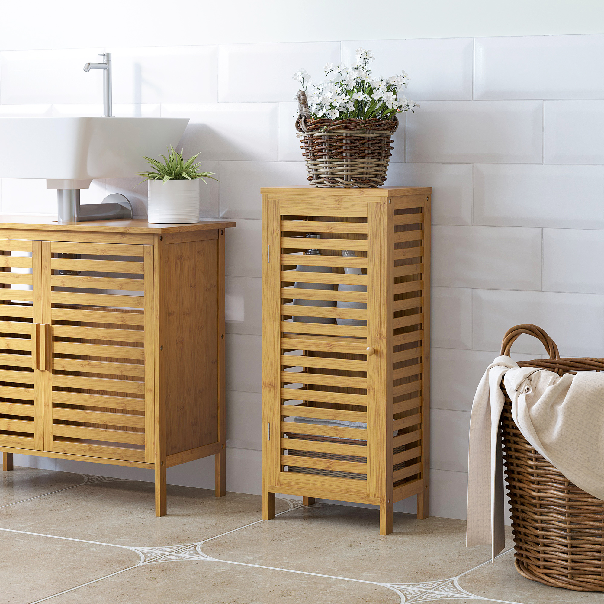 Baño con gabinetes de madera, lavabo y cesto de ropa.