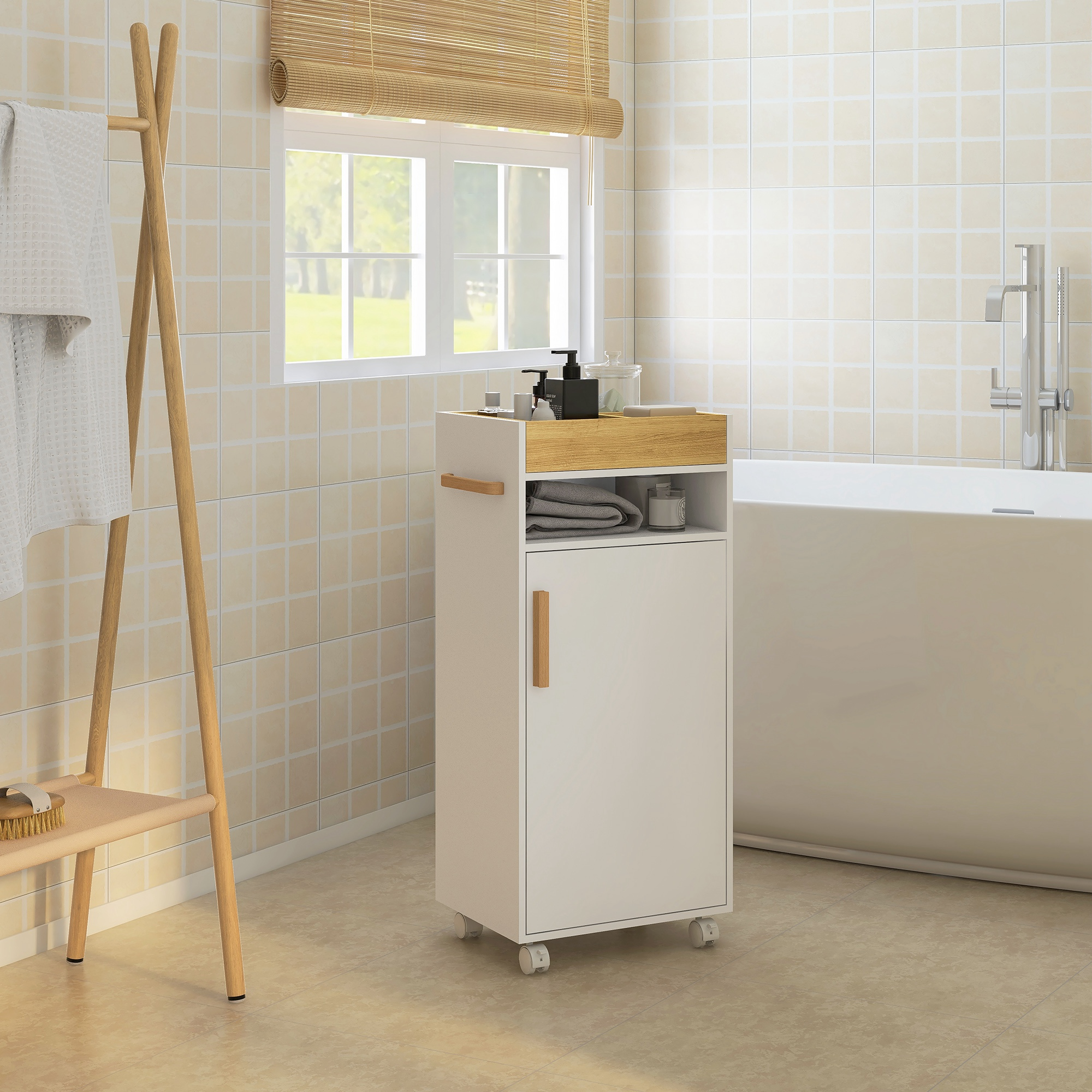 Un baño con paredes de azulejos beige, una bañera y un estrecho mueble blanco.