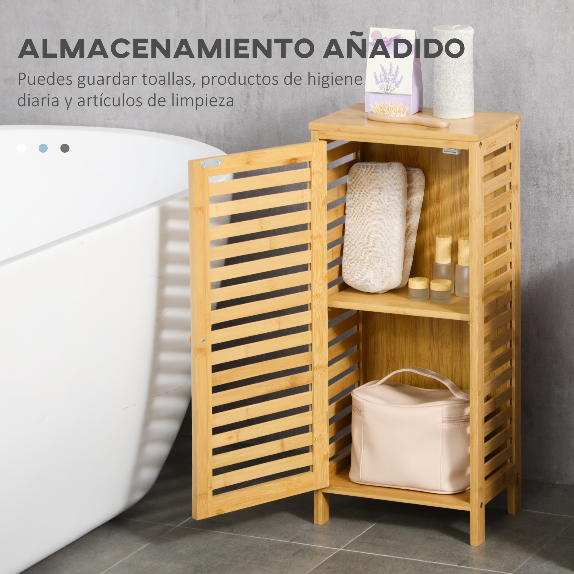 Armario de baño de bambú con puerta abierta, con toallas y artículos de tocador.