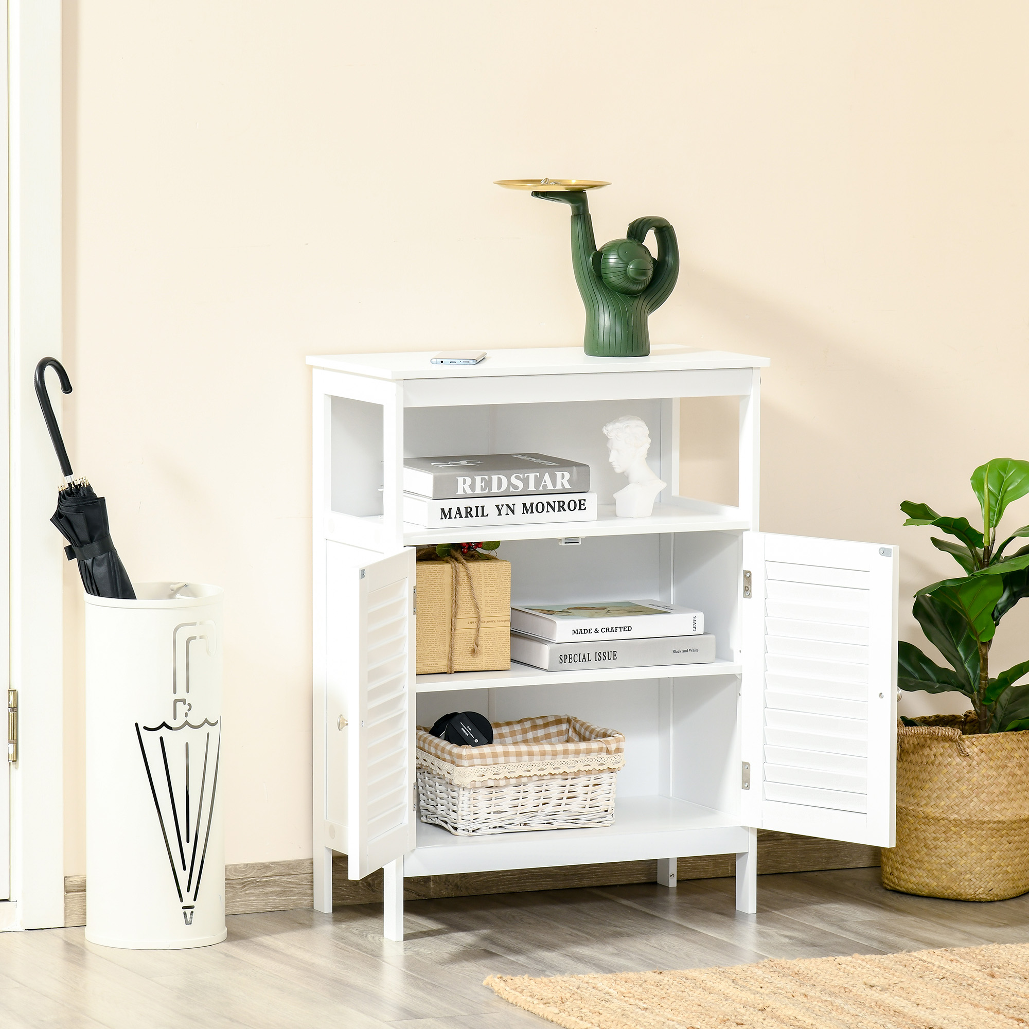 Un armario blanco con puertas abiertas, libros y decoración.