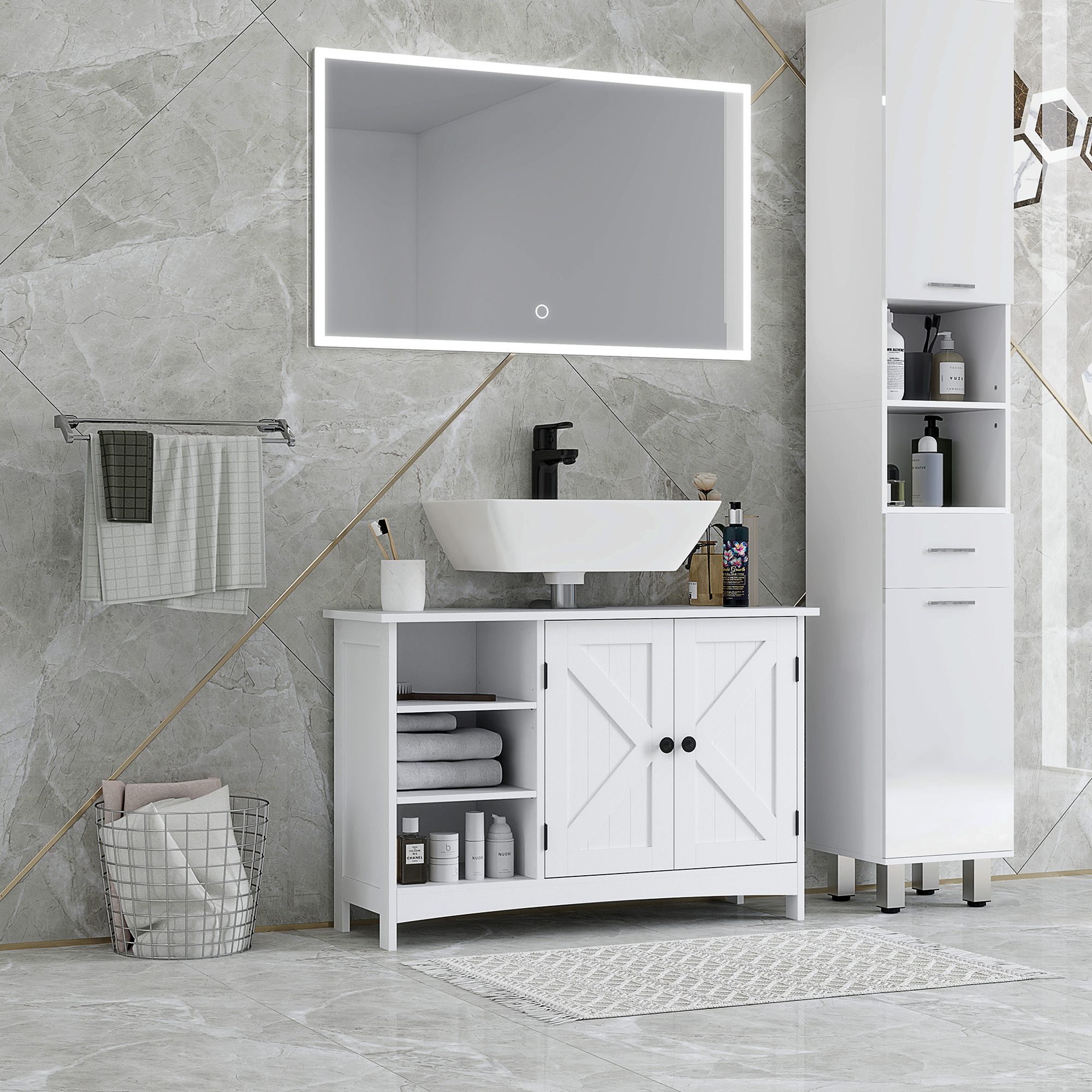 Baño moderno con mueble de lavabo blanco, espejo y mueble alto.