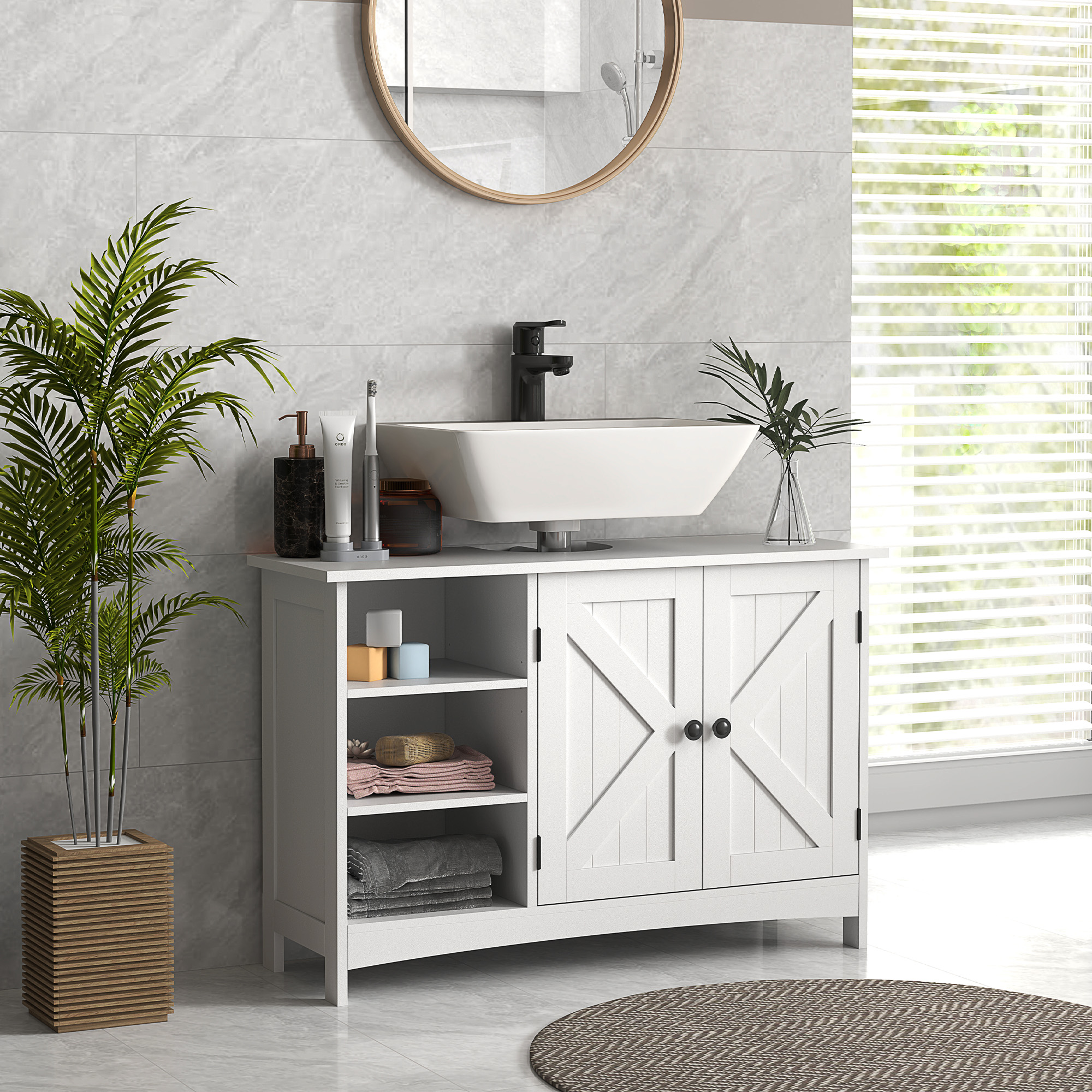 Baño moderno con mueble de lavabo blanco, lavabo, grifo y espejo.