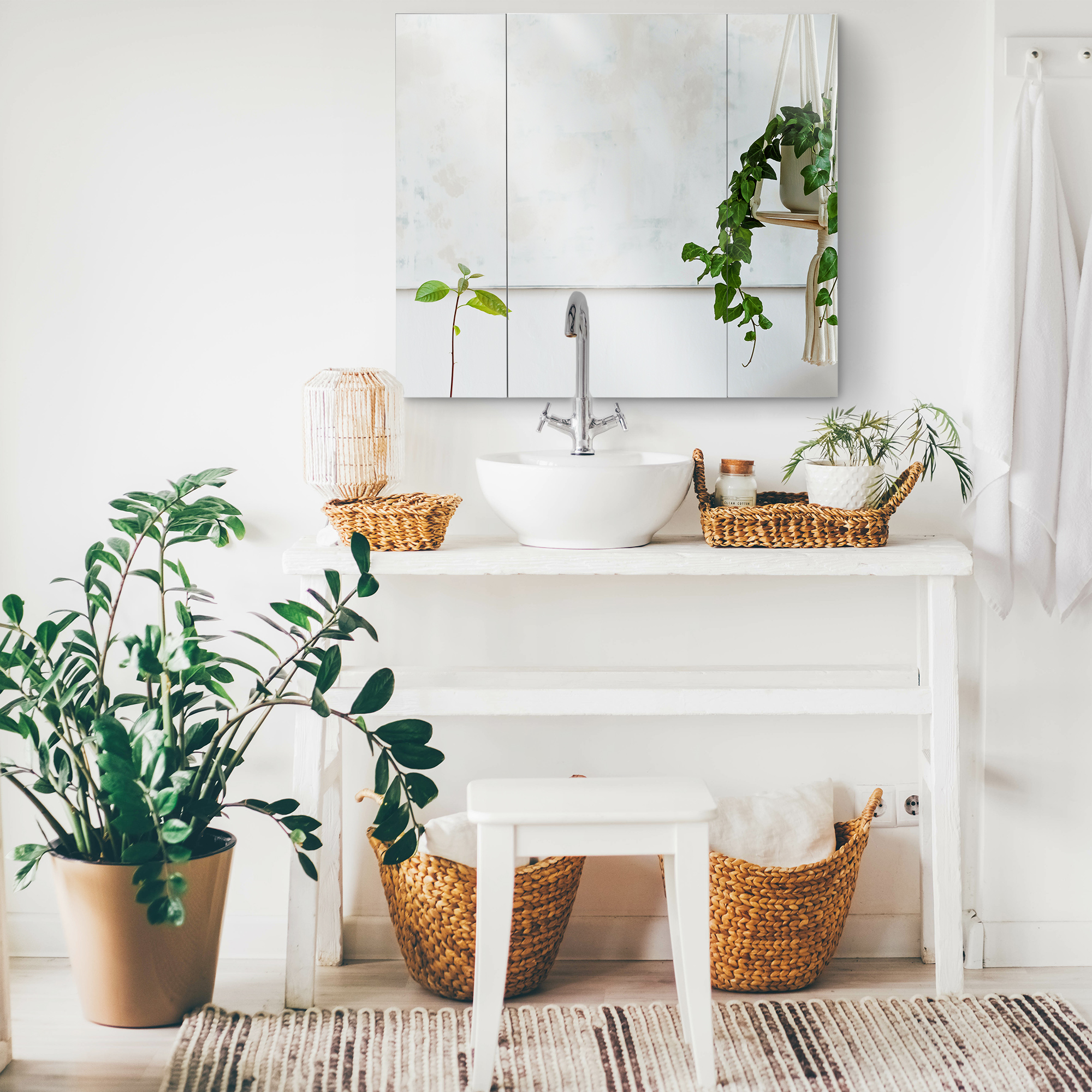 Un baño luminoso con lavabo blanco, grifo y plantas.