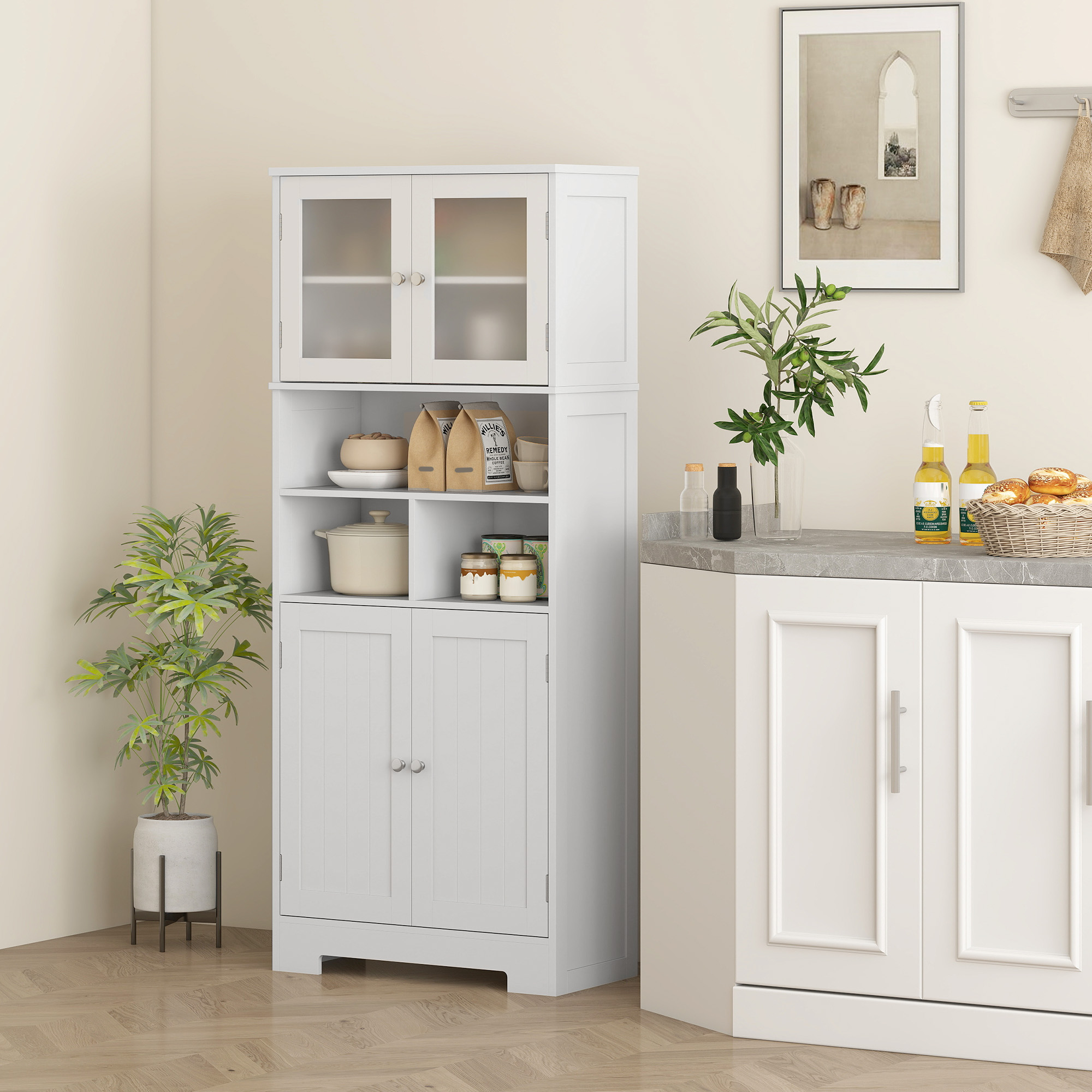 Un mueble de cocina blanco con puertas de cristal y estantes, junto a una planta.