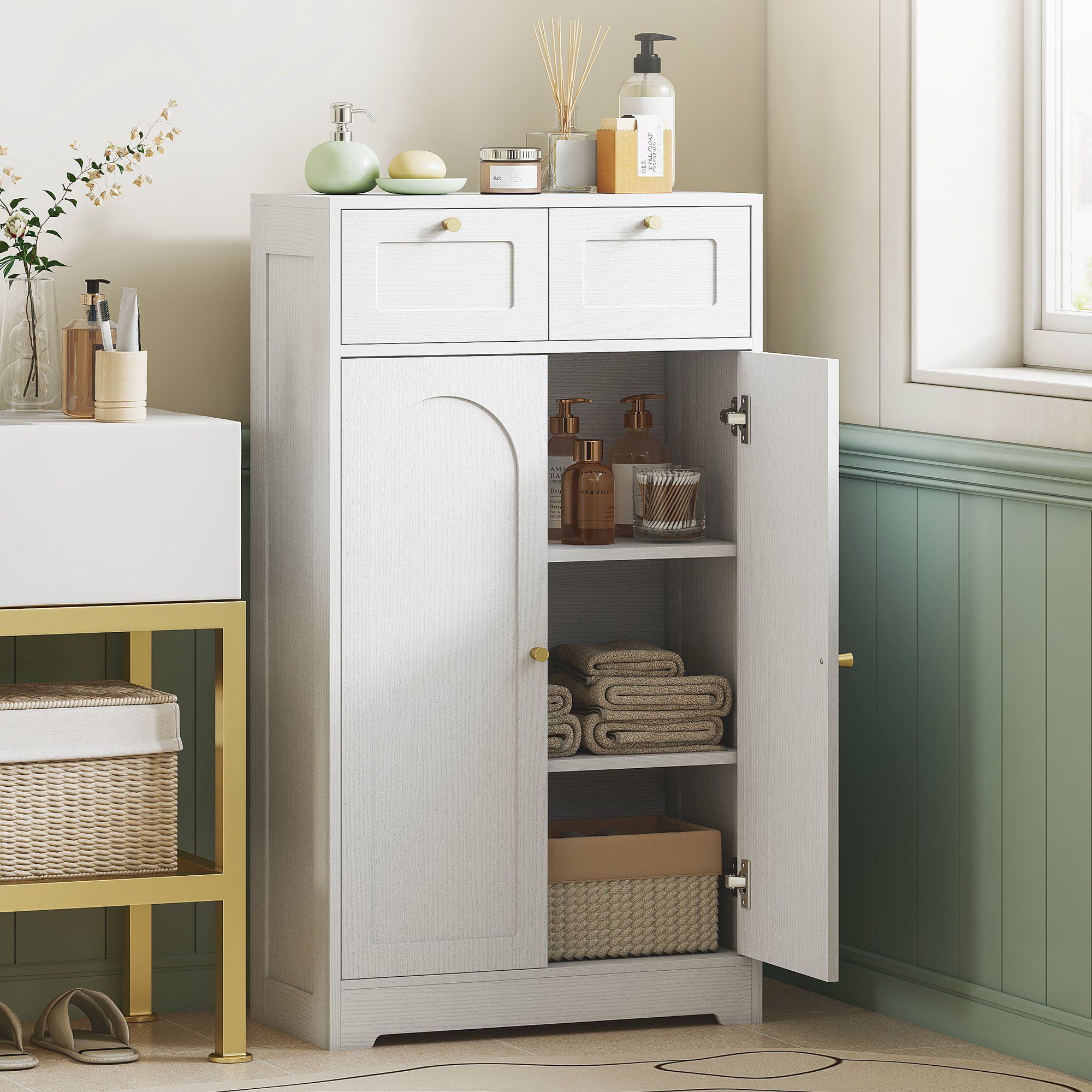 Un mueble de baño blanco con puertas abiertas, lleno de toallas y jabones.