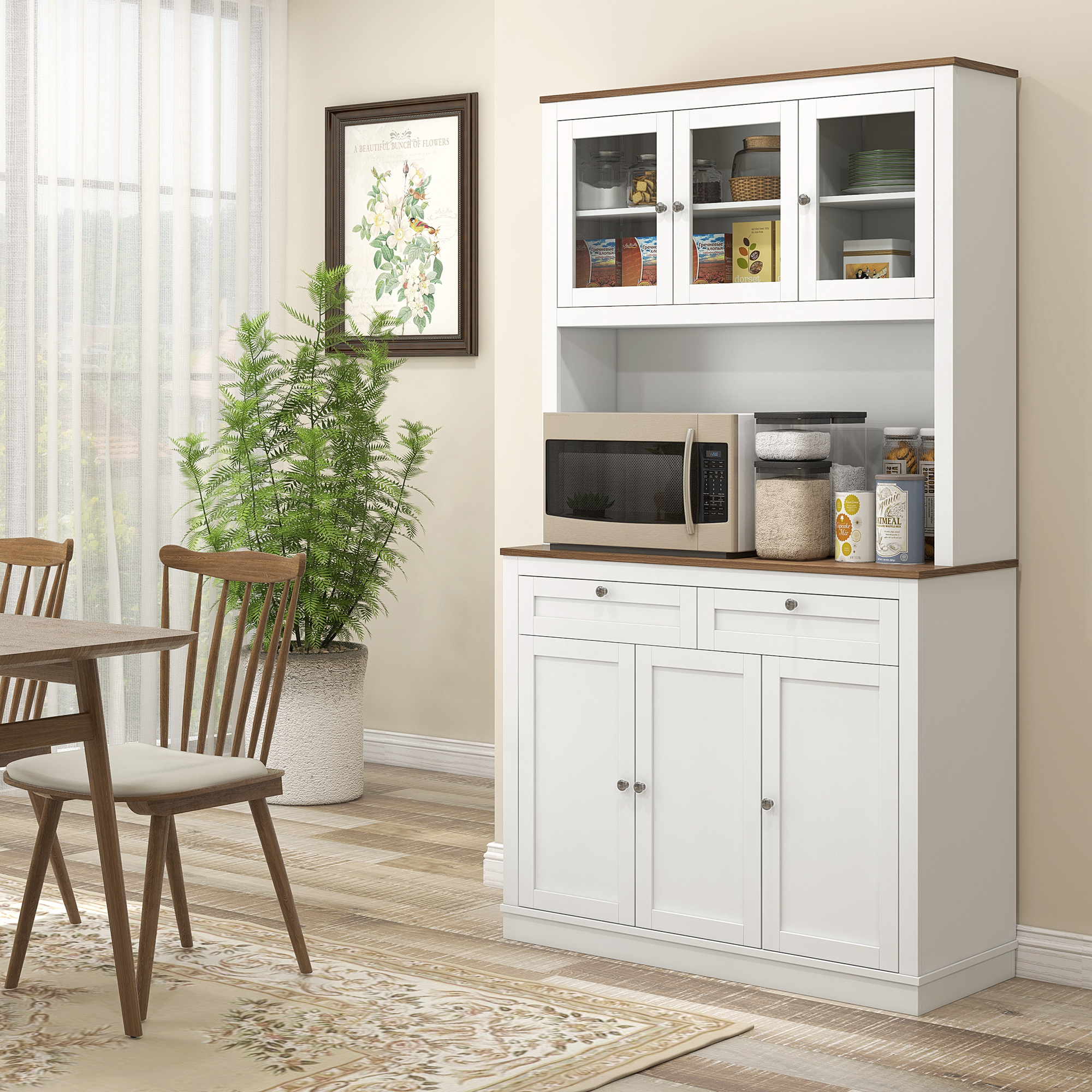 Una alacena blanca de cocina con puertas de cristal y tapa de madera junto a una mesa.
