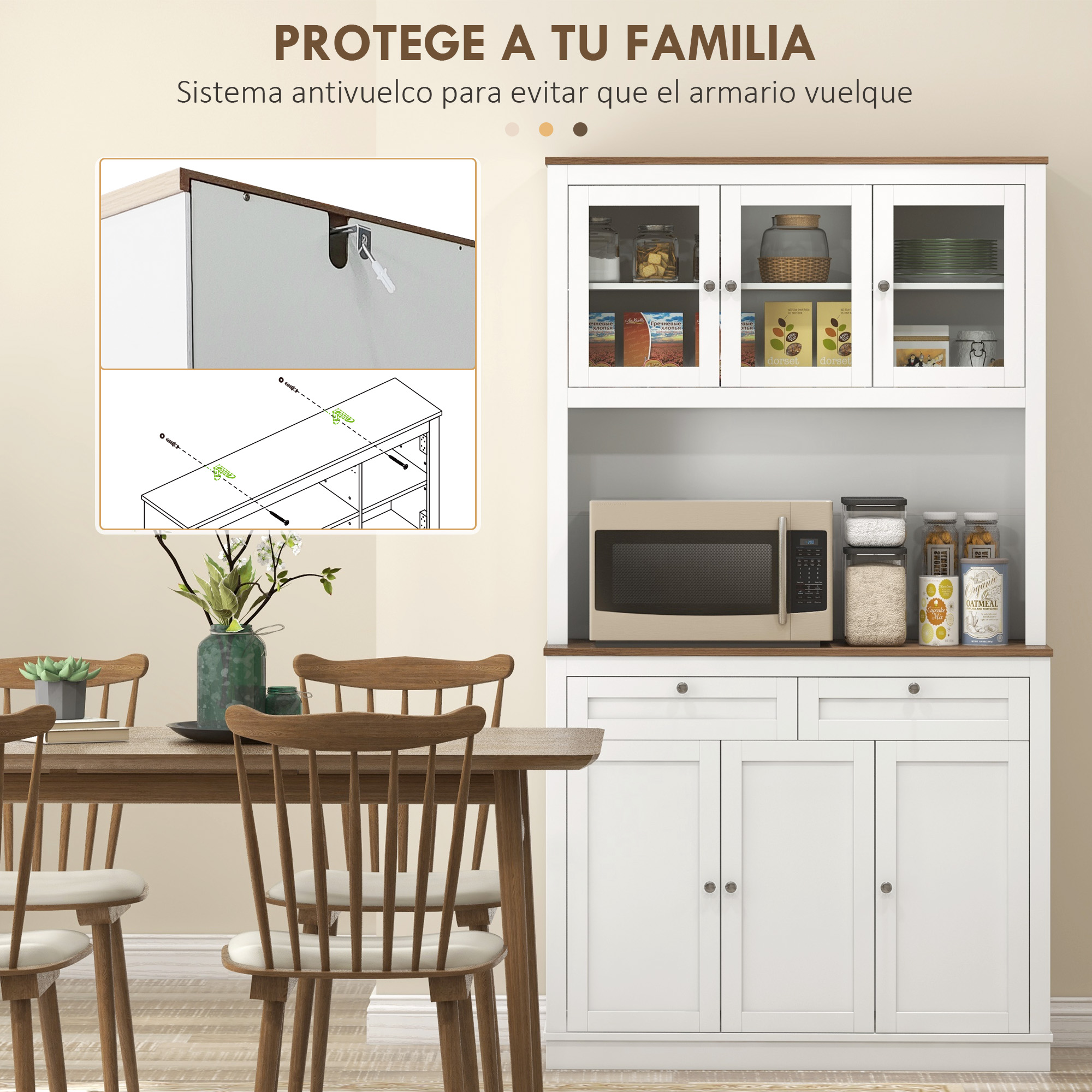 Un armario blanco con puertas de cristal junto a una mesa de comedor de madera.