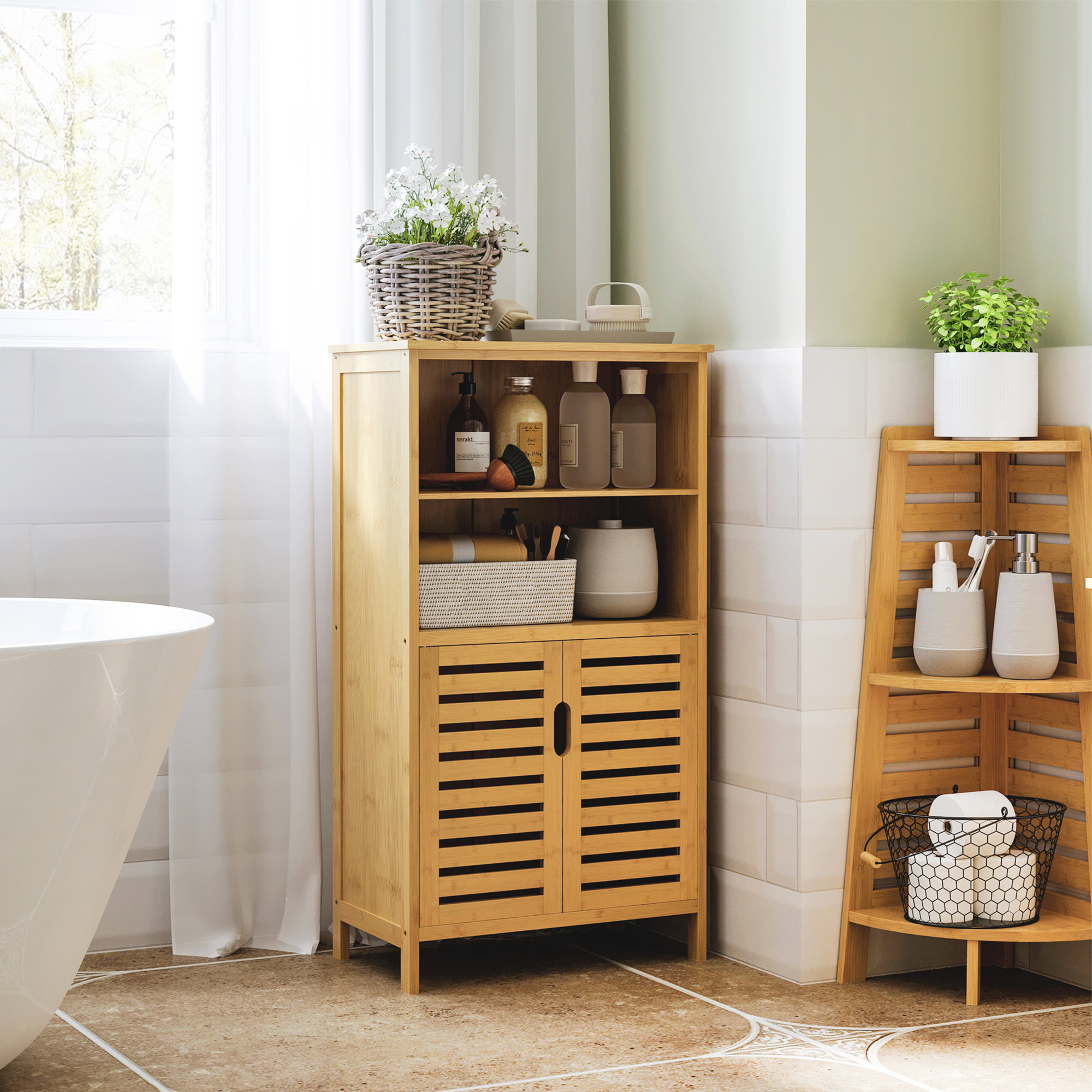 Bagno con mobili in legno, vasca, piante e articoli da toeletta.