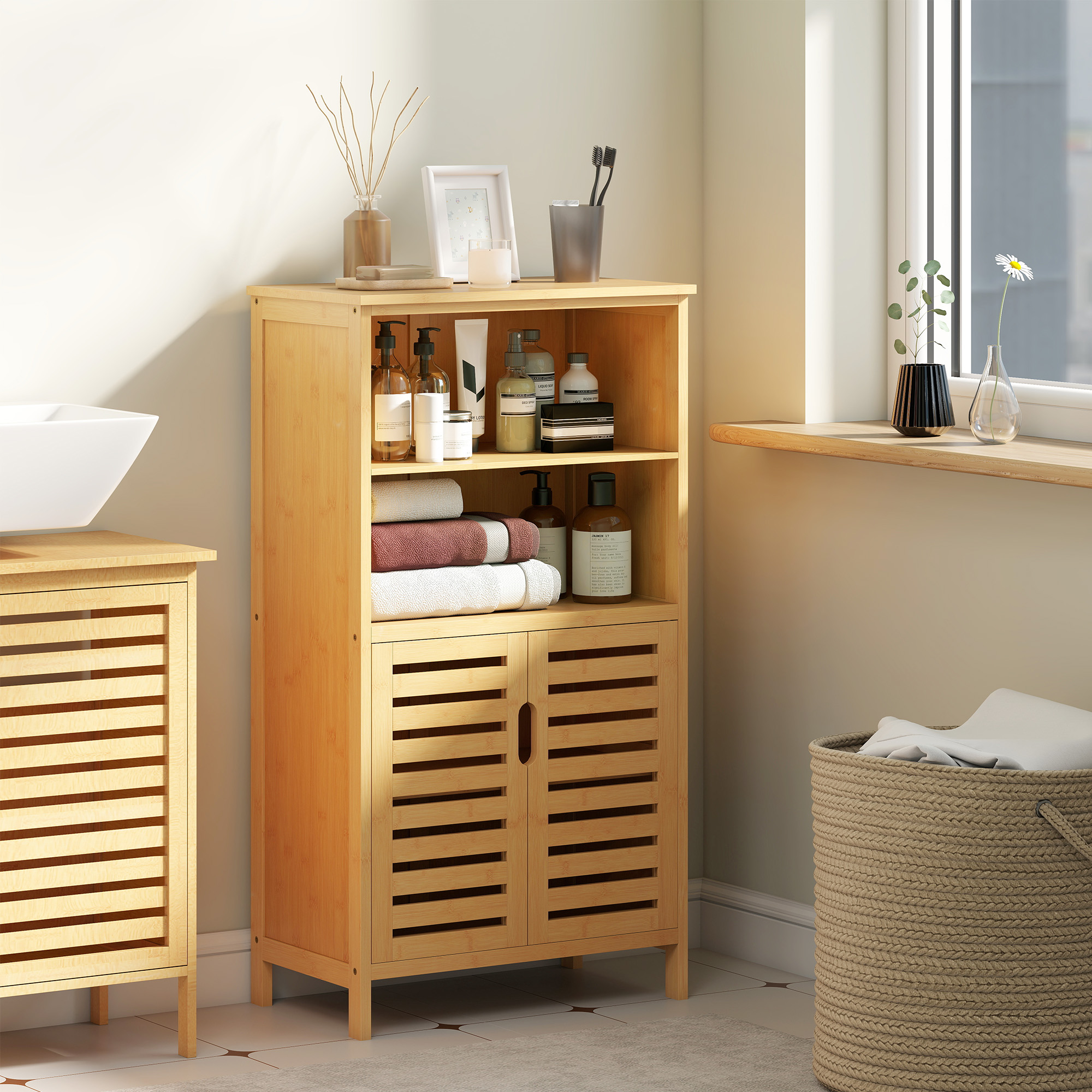 Un mueble de baño de madera con puertas de lamas alberga artículos de tocador y toallas.