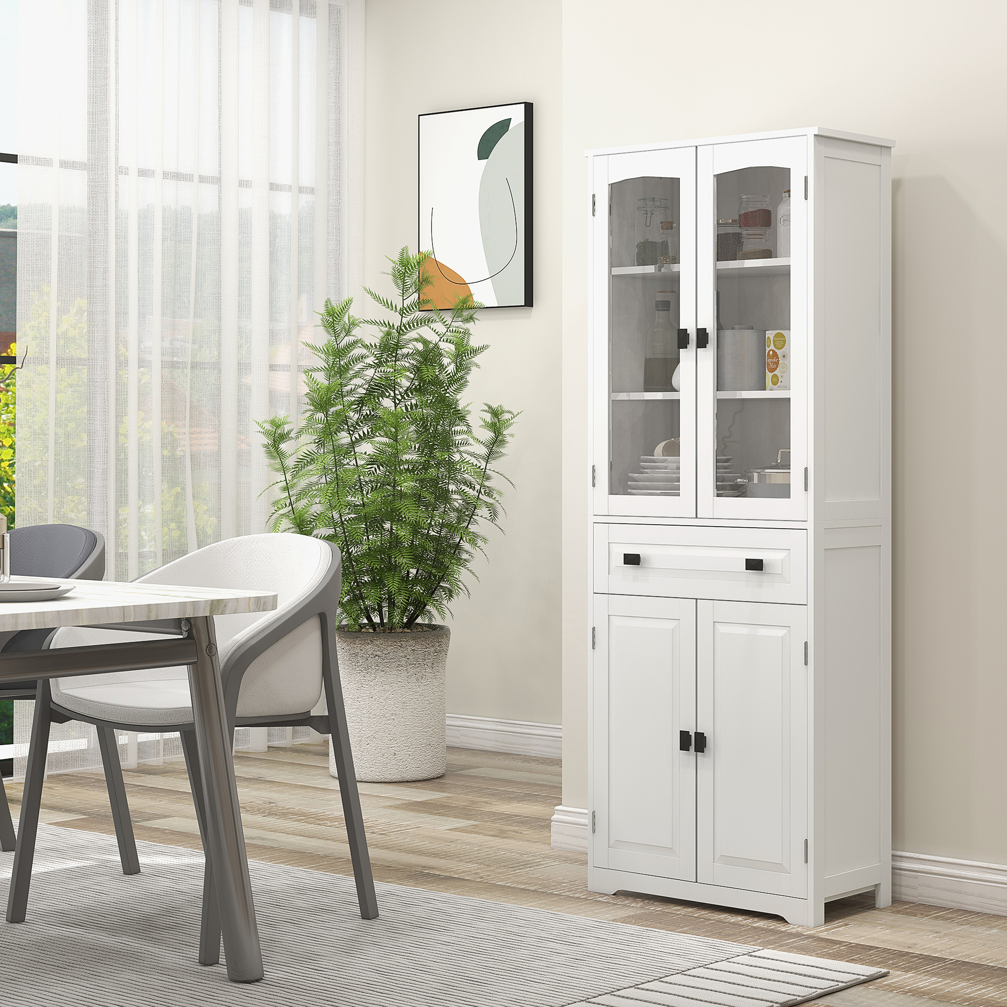 Un armario blanco con puertas de cristal junto a una mesa de comedor con sillas.