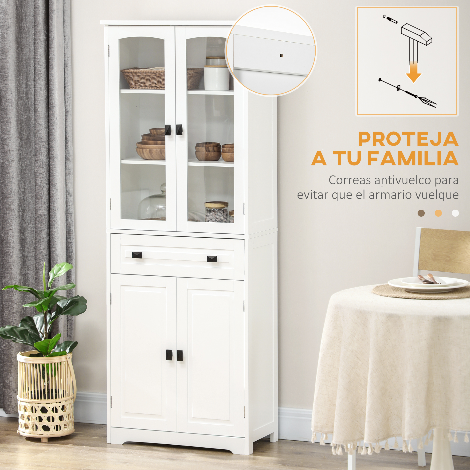 Armario blanco con puertas de cristal y artículos de madera. Silla y mesa al fondo.