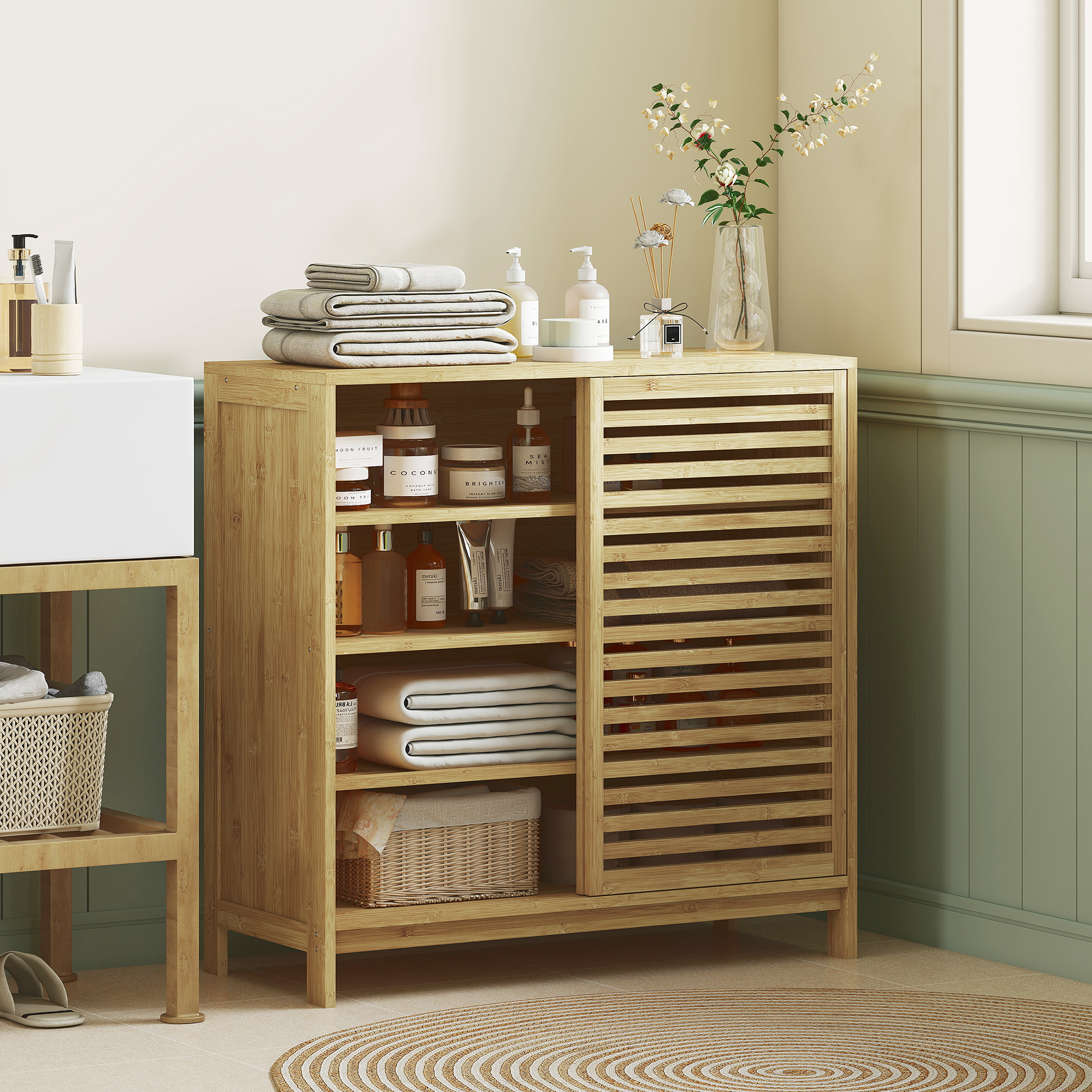 Un mueble de baño de madera con estantes abiertos y cerrados, lleno de toallas y artículos de tocador.