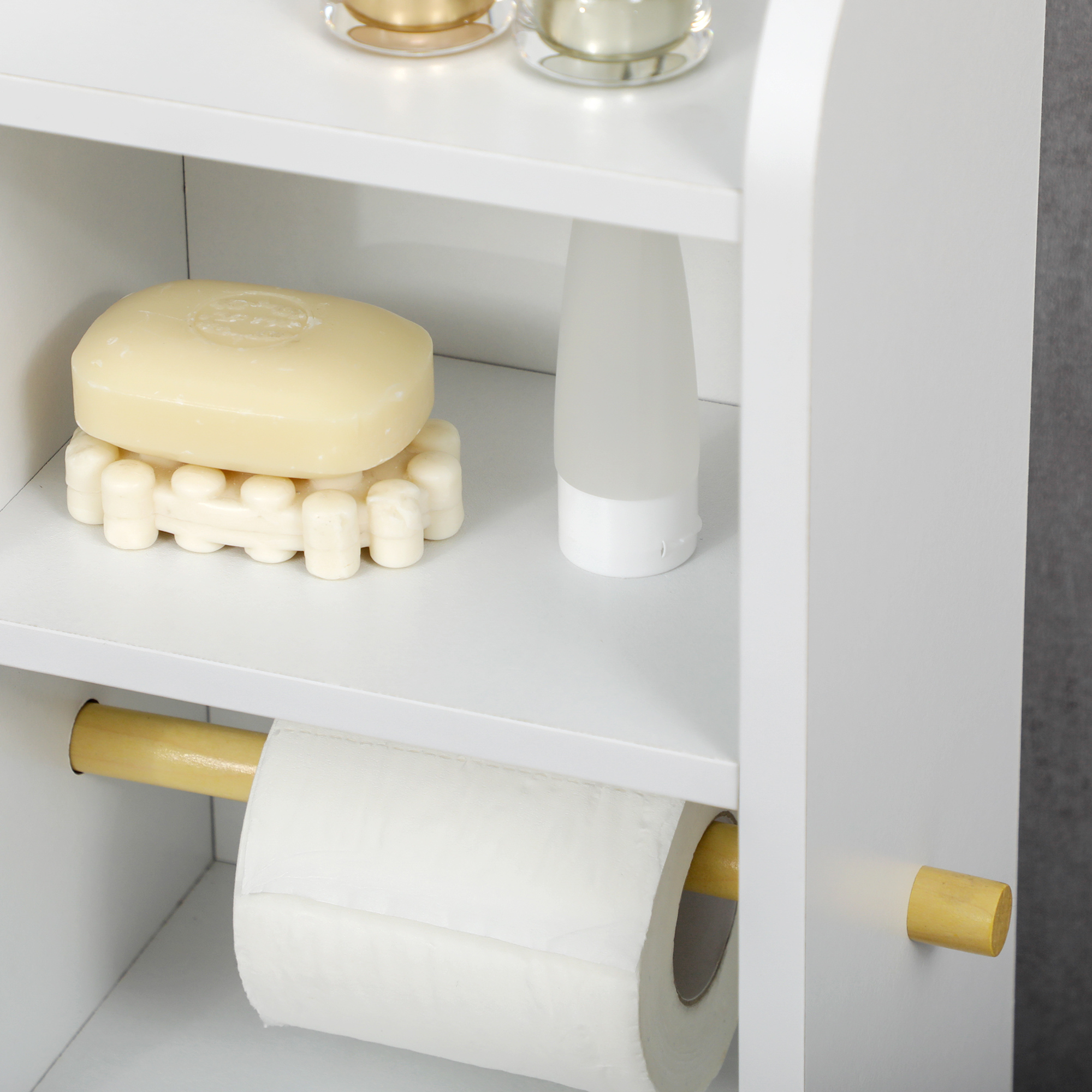 Estante blanco con jabón, loción y rollo de papel higiénico. Almacenamiento de baño.