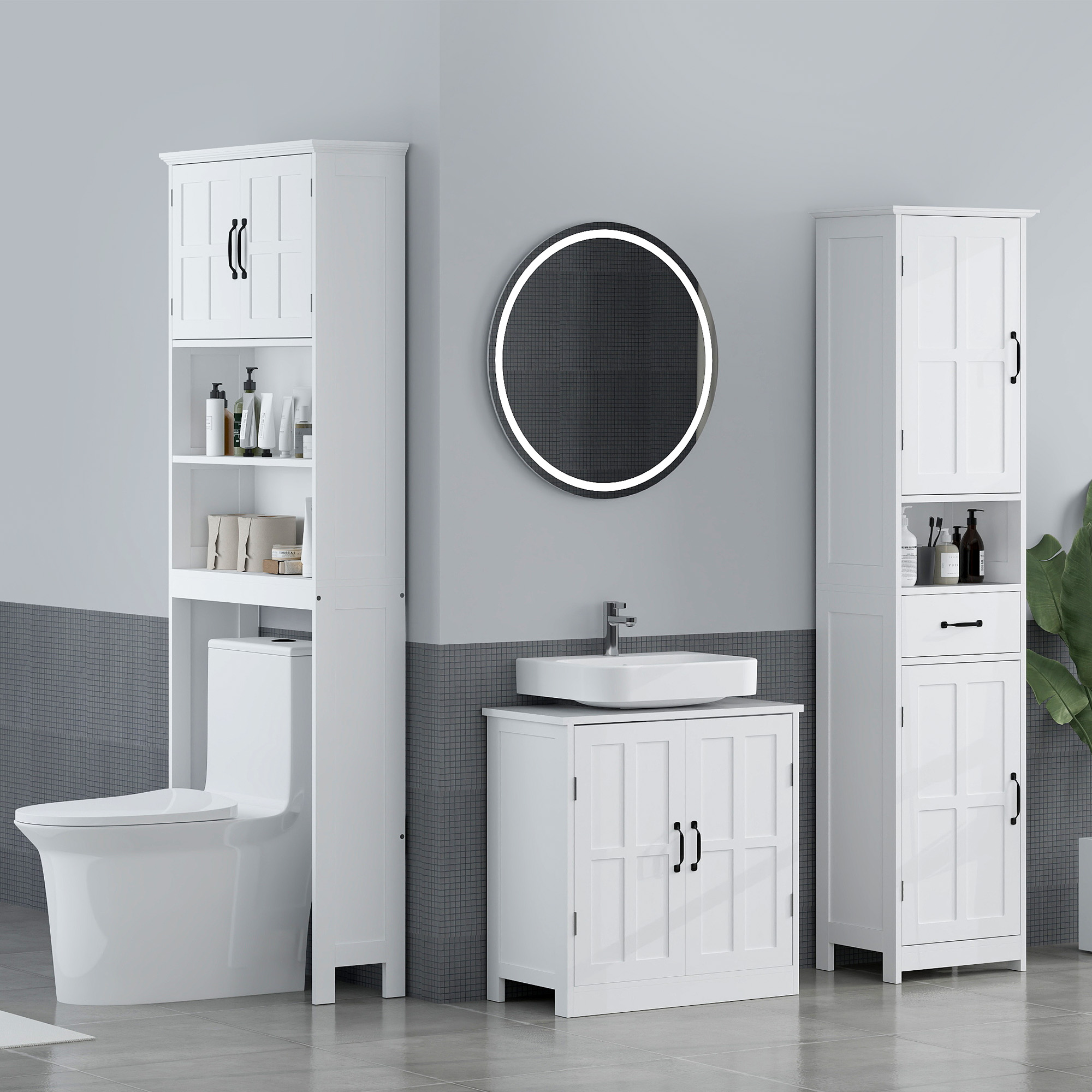 Un baño con gabinetes blancos, inodoro, lavabo y espejo iluminado.