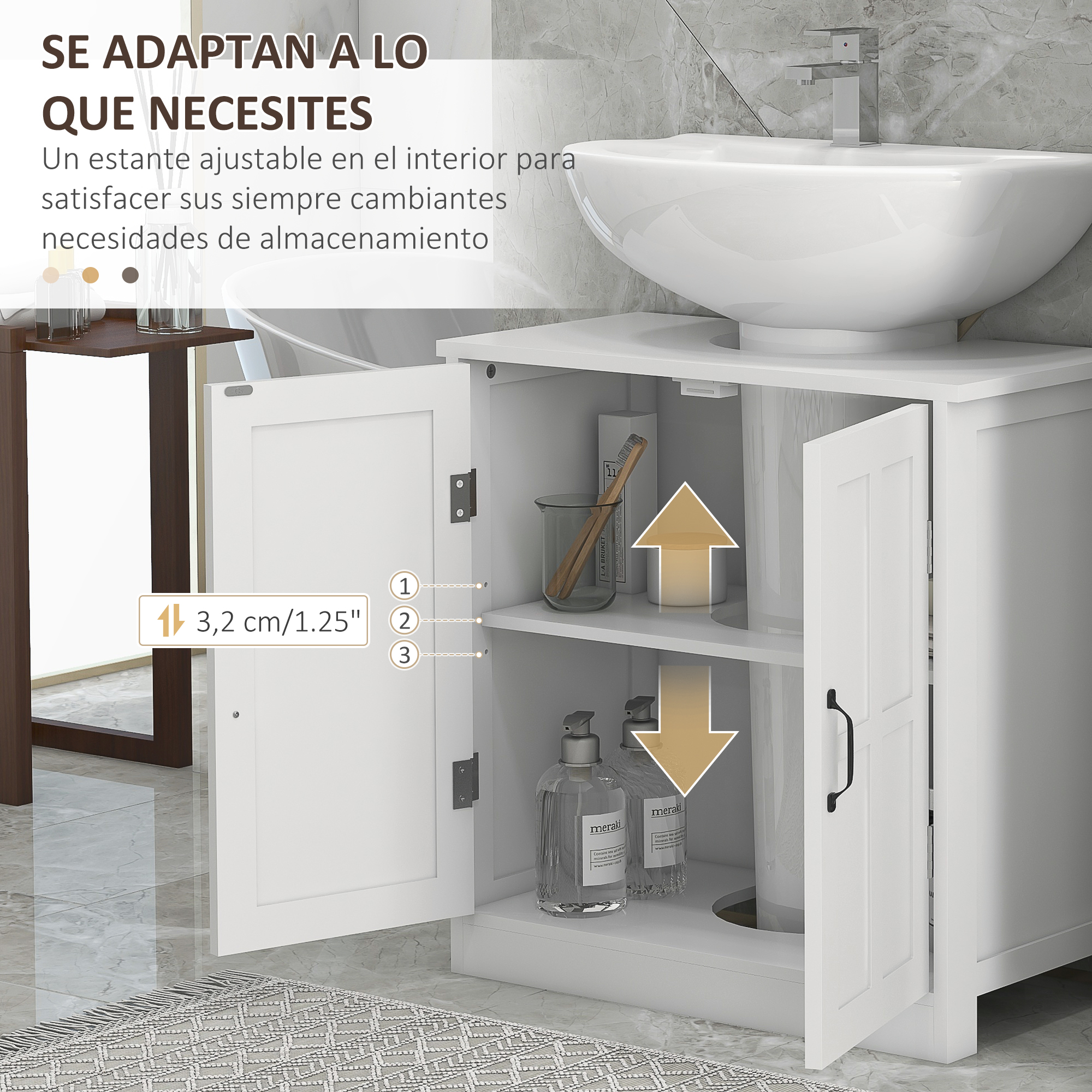 Un mueble de baño blanco con puerta abierta muestra un estante con dispensadores de jabón.