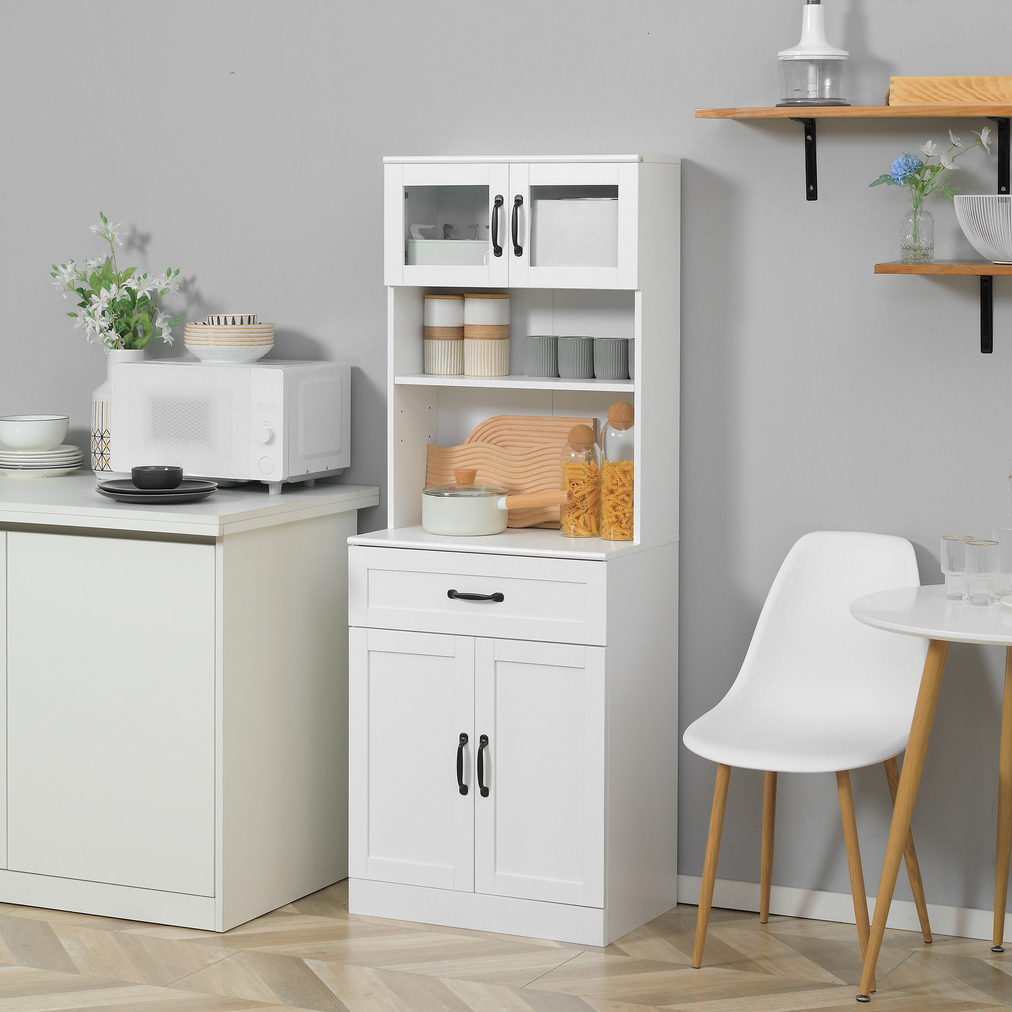Una alacena de cocina blanca con puertas de cristal junto a un microondas.