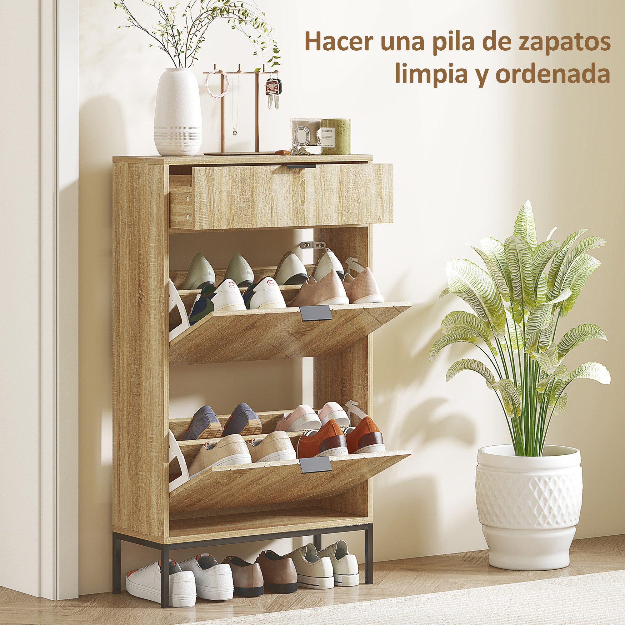 Un zapatero de madera con varios estantes, lleno de zapatos. Encima hay un jarrón.