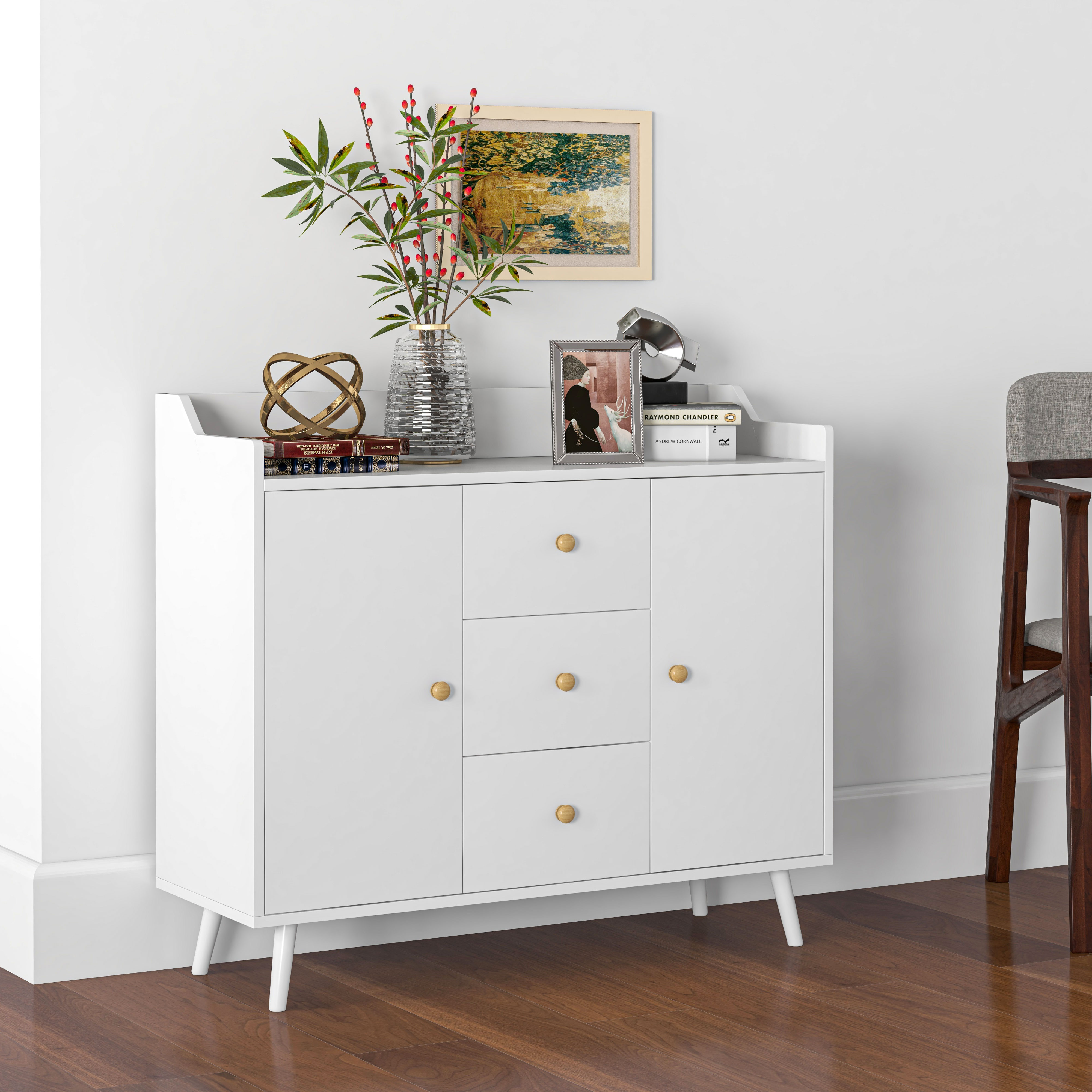 Una credenza bianca con accenti in legno e oggetti decorativi.