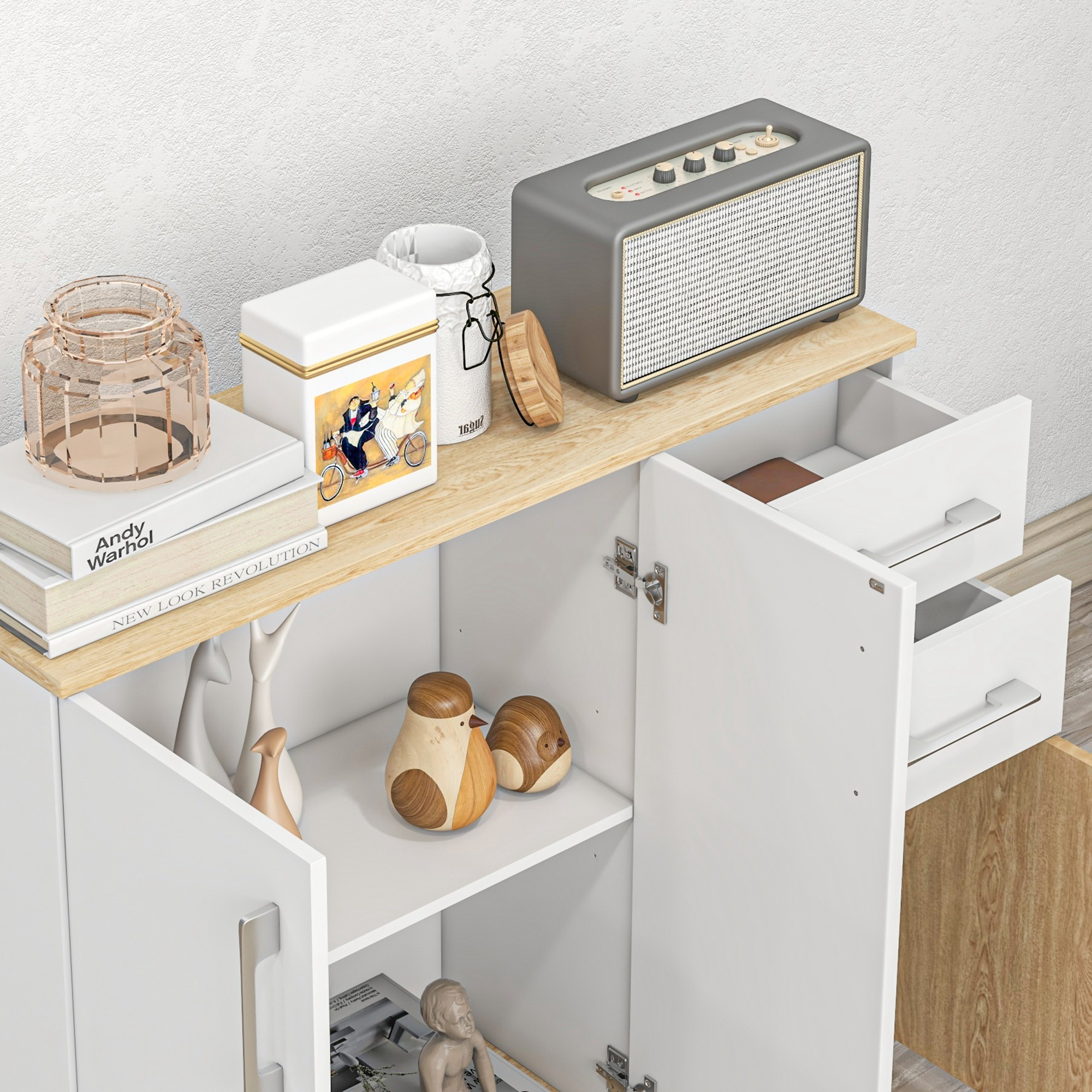 Un mueble blanco con detalles de madera que alberga un altavoz, libros y decoración.