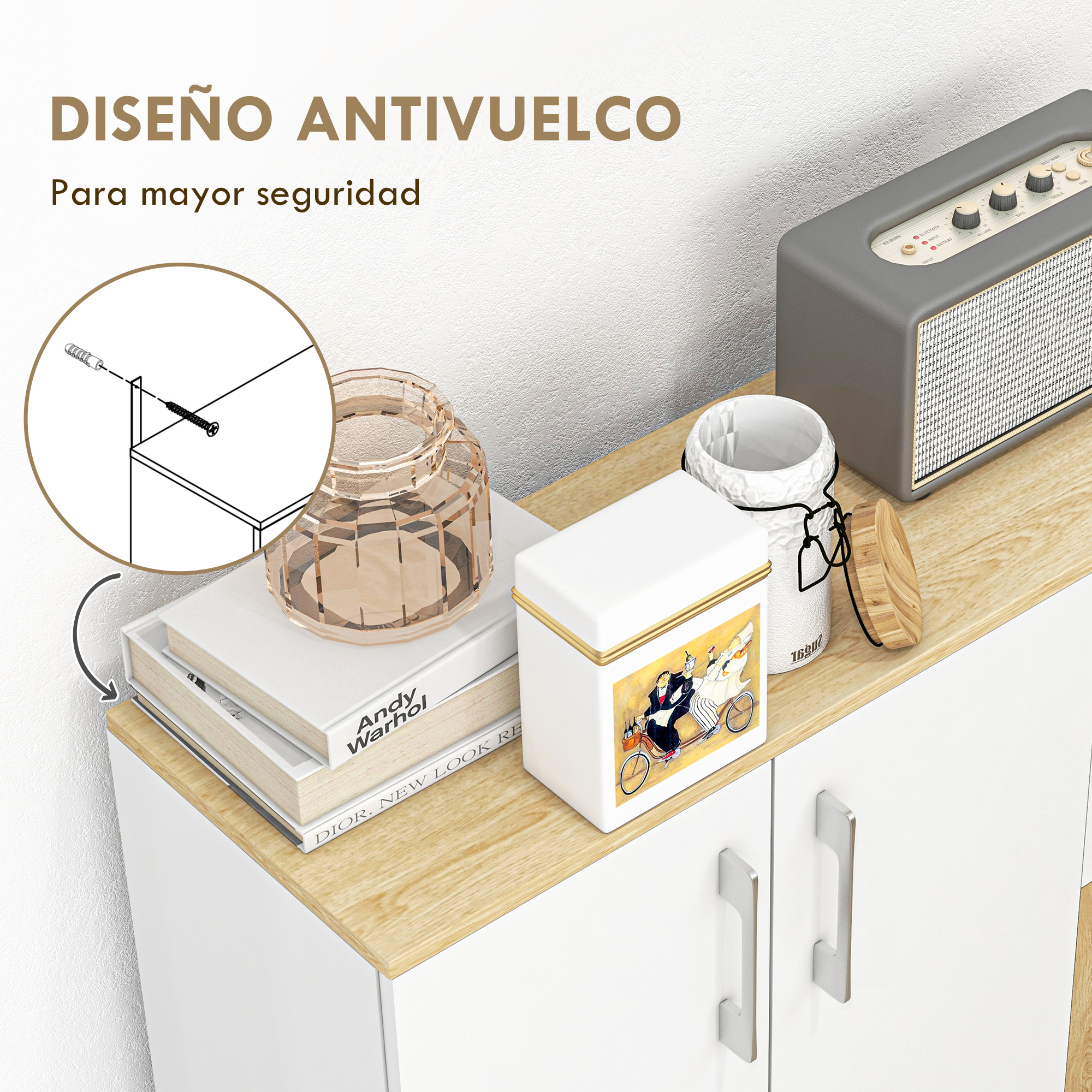 Un altavoz gris sobre un estante de madera con artículos decorativos.
