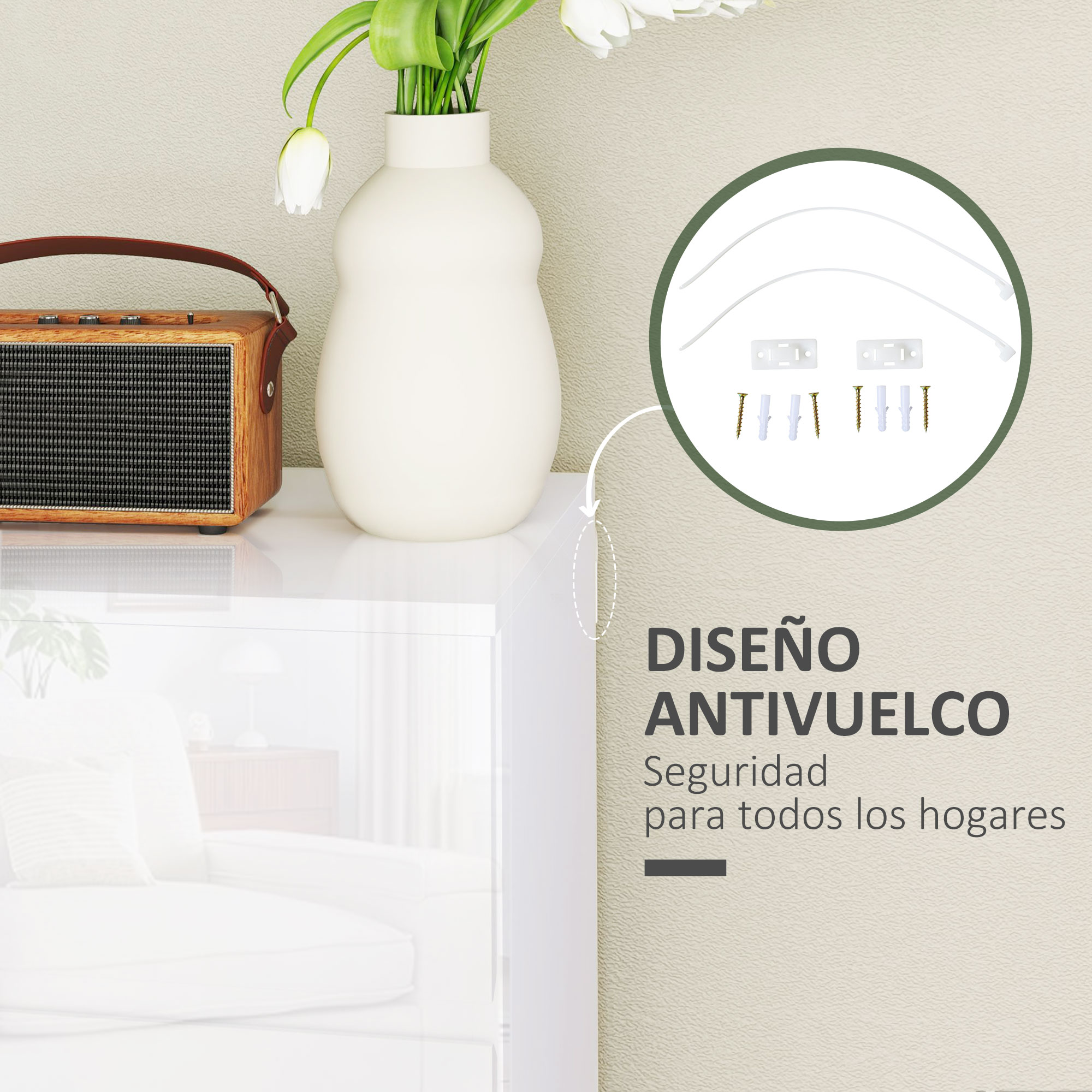 Una radio de madera y un jarrón blanco con flores sobre una mesa blanca.