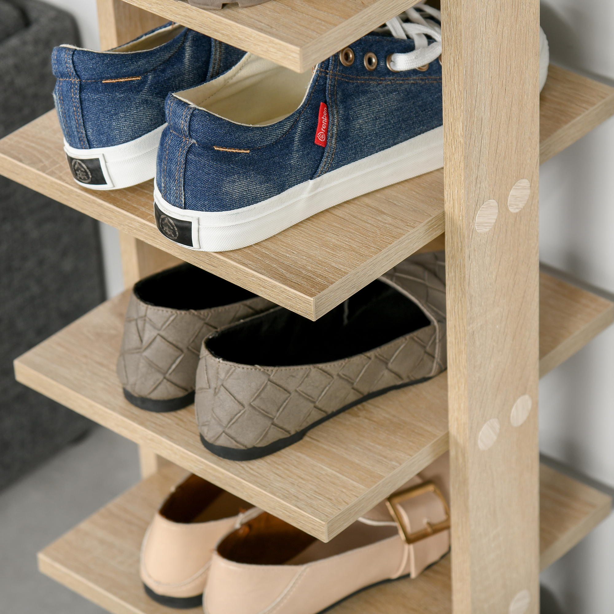 Un zapatero de madera de varios niveles con varios zapatos.