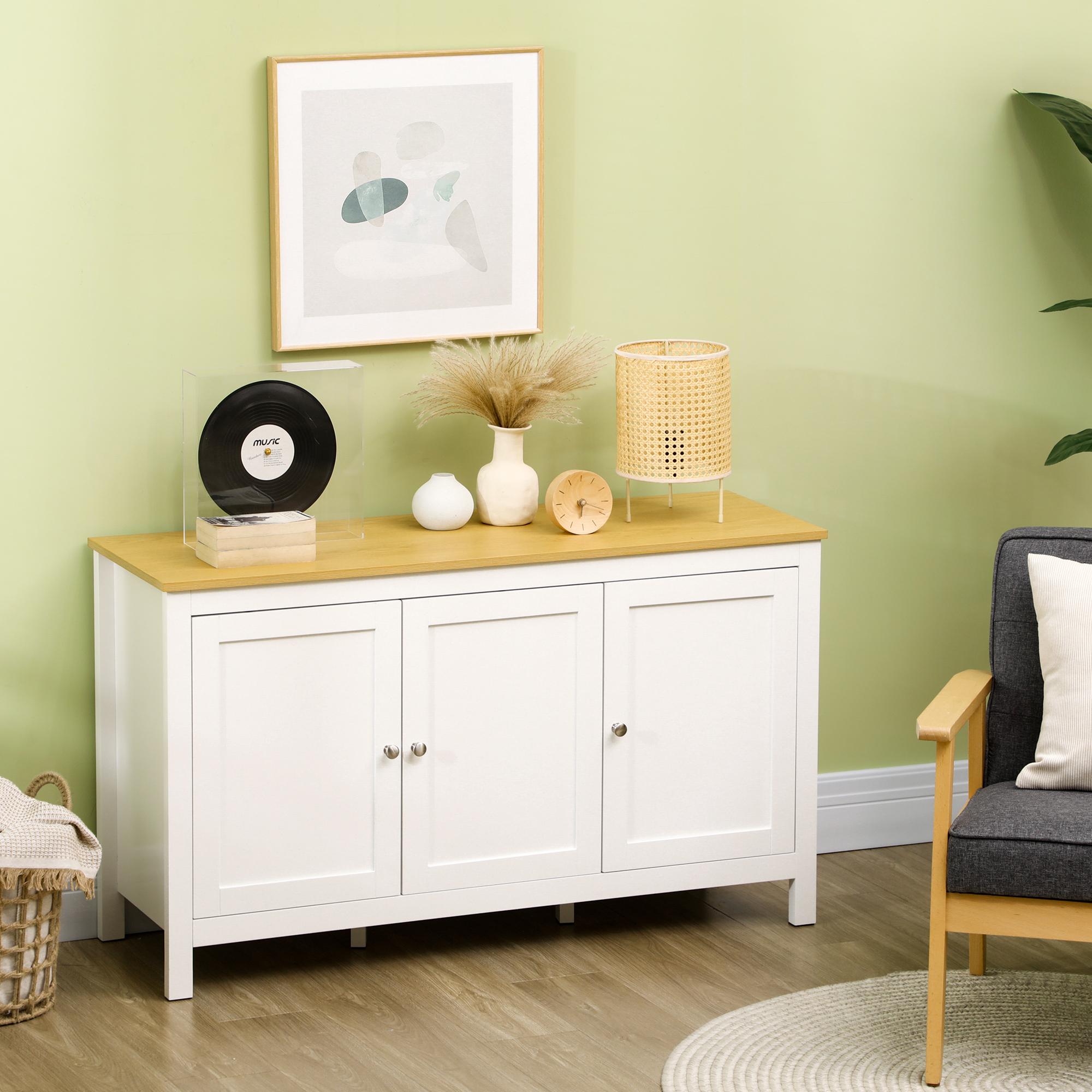 Un aparador blanco con tapa de madera, decorado con un disco, jarrones y lámpara.