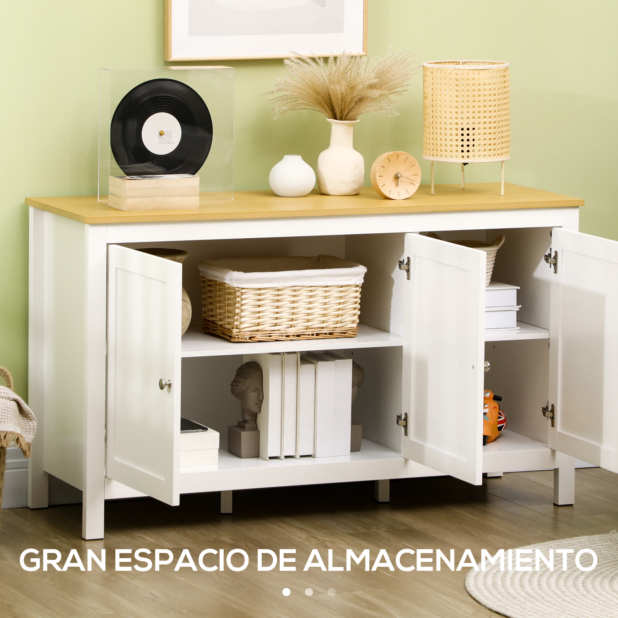 Un aparador blanco con tapa de madera, compartimentos abiertos y decoraciones.