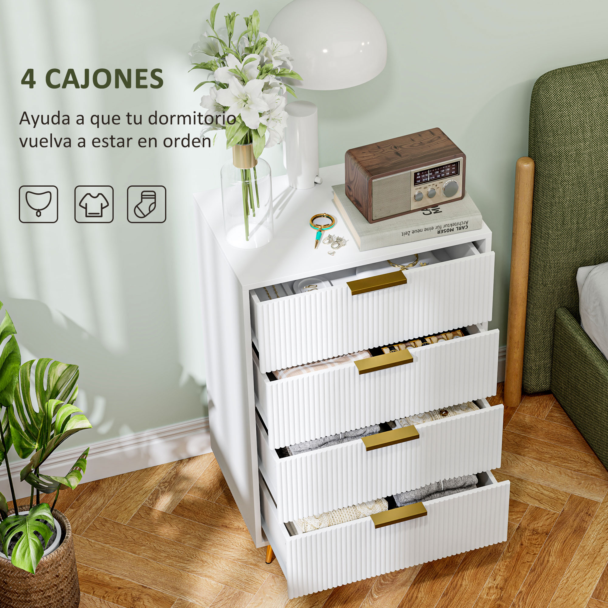 Mesita de noche blanca de cuatro cajones con ropa y joyas.