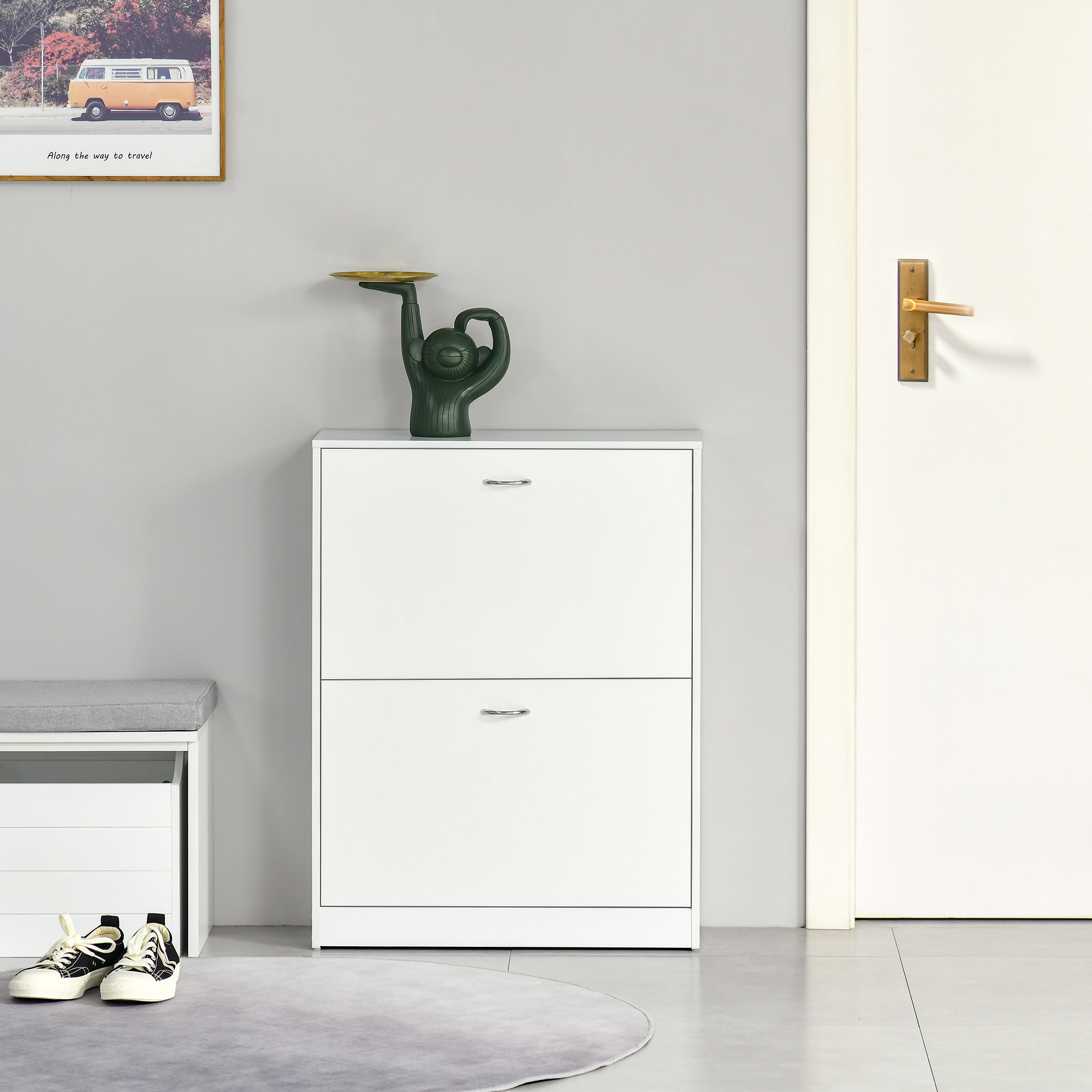 Un zapatero blanco con dos cajones y una estatua de mono verde encima, junto a un banco blanco con zapatos.