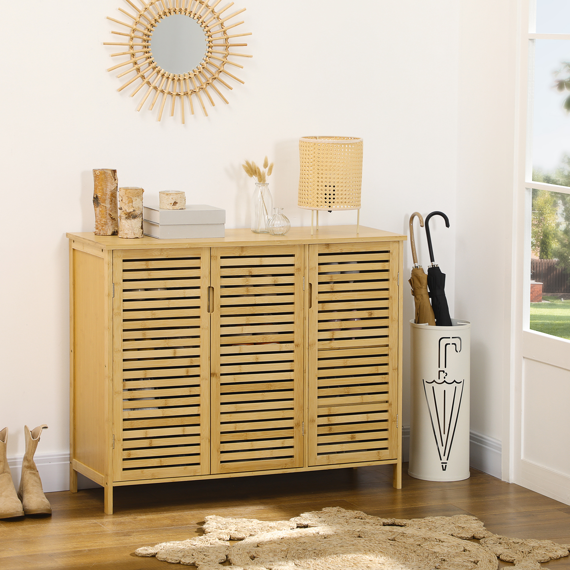 Un mueble de bambú con puertas de lamas, espejo, lámpara, paragüero y botas.