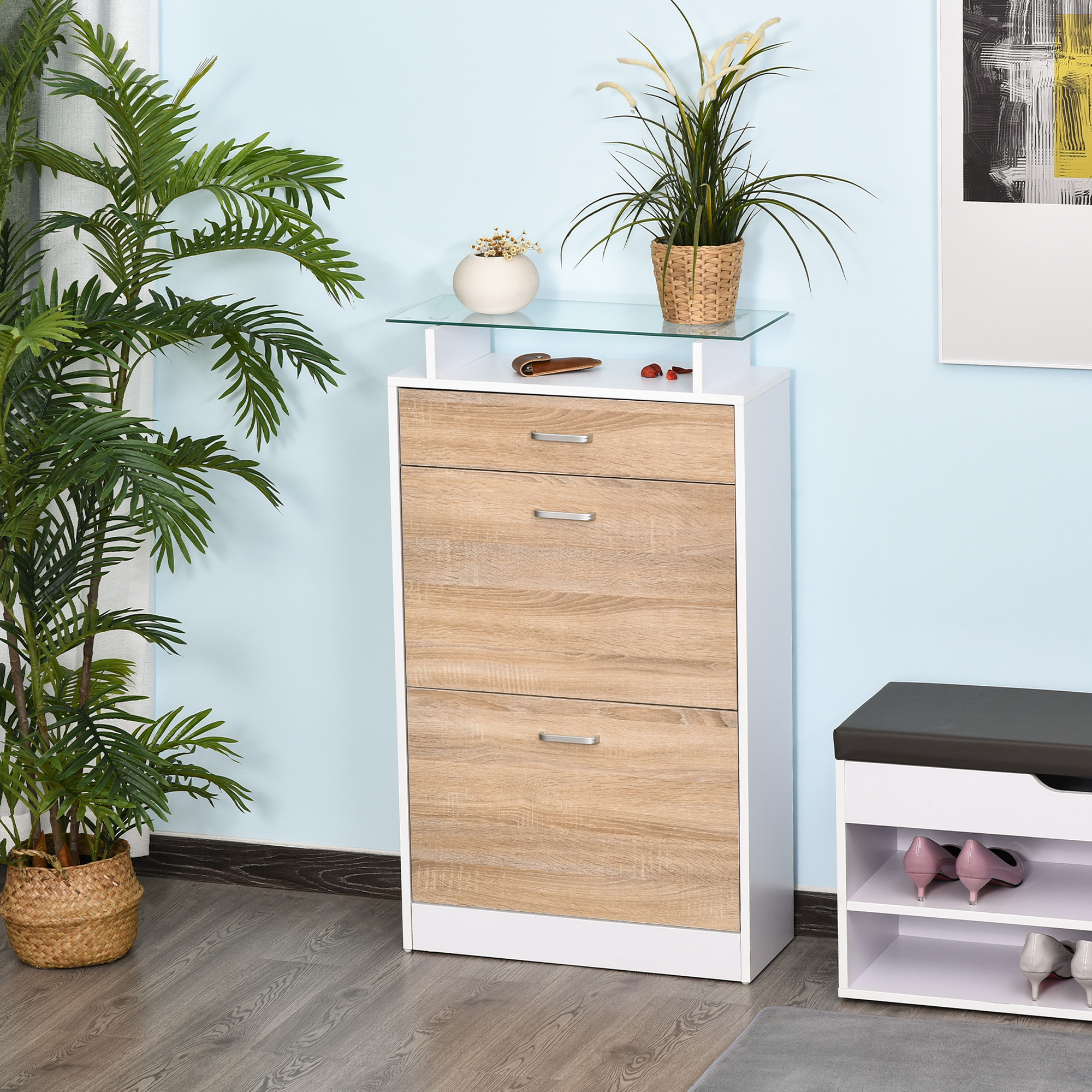 Un zapatero estrecho con frentes de madera, tapa de cristal, plantas y decoración.