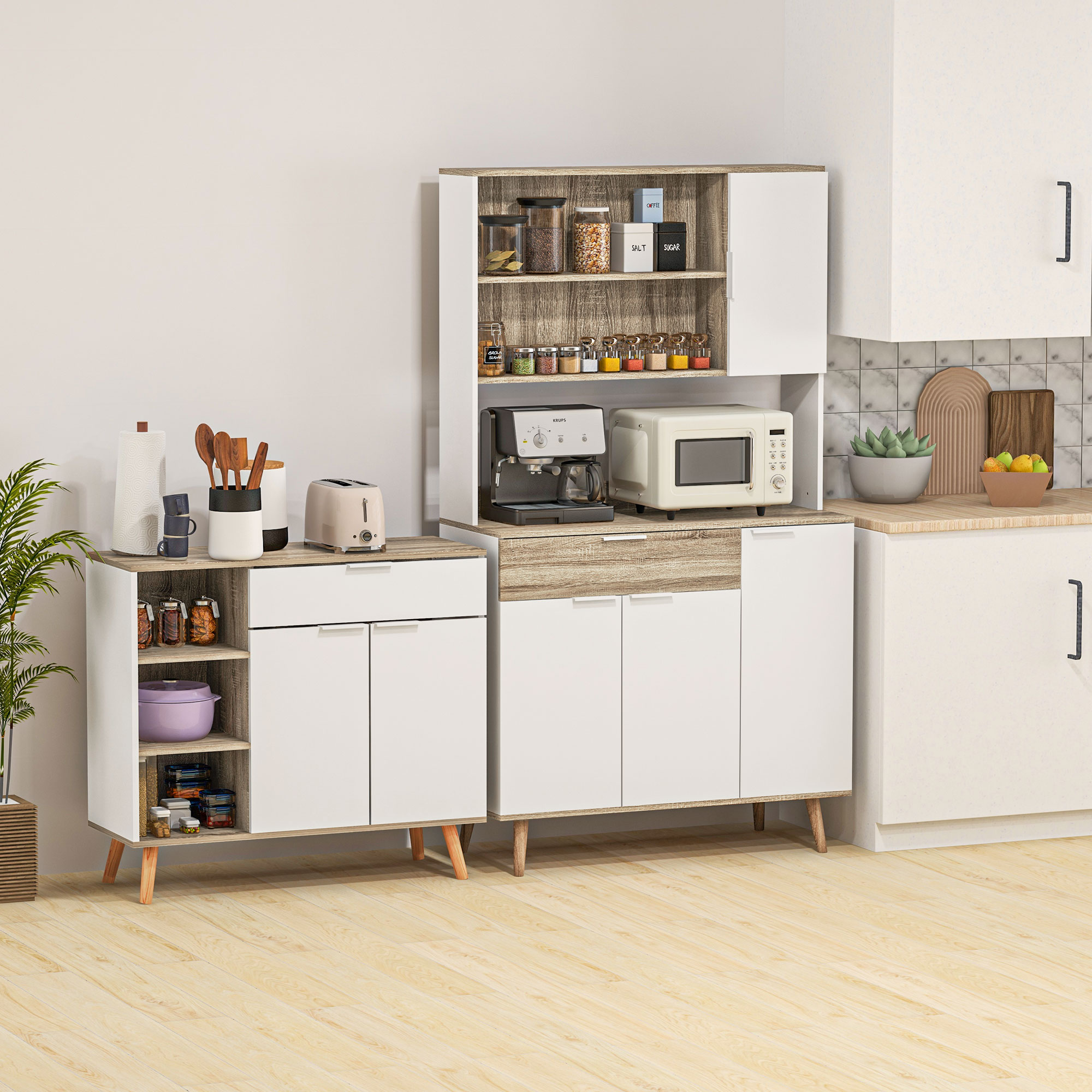 Armarios de cocina con cafetera, microondas, tostadora y artículos de despensa.