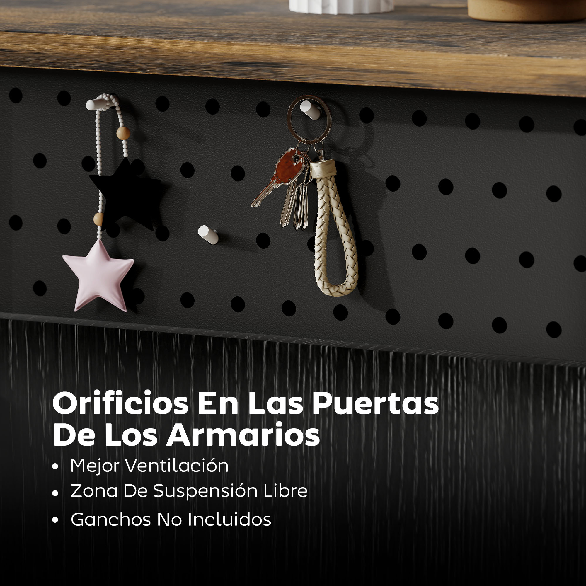 Tablero perforado negro con un dije de estrella y llaves.