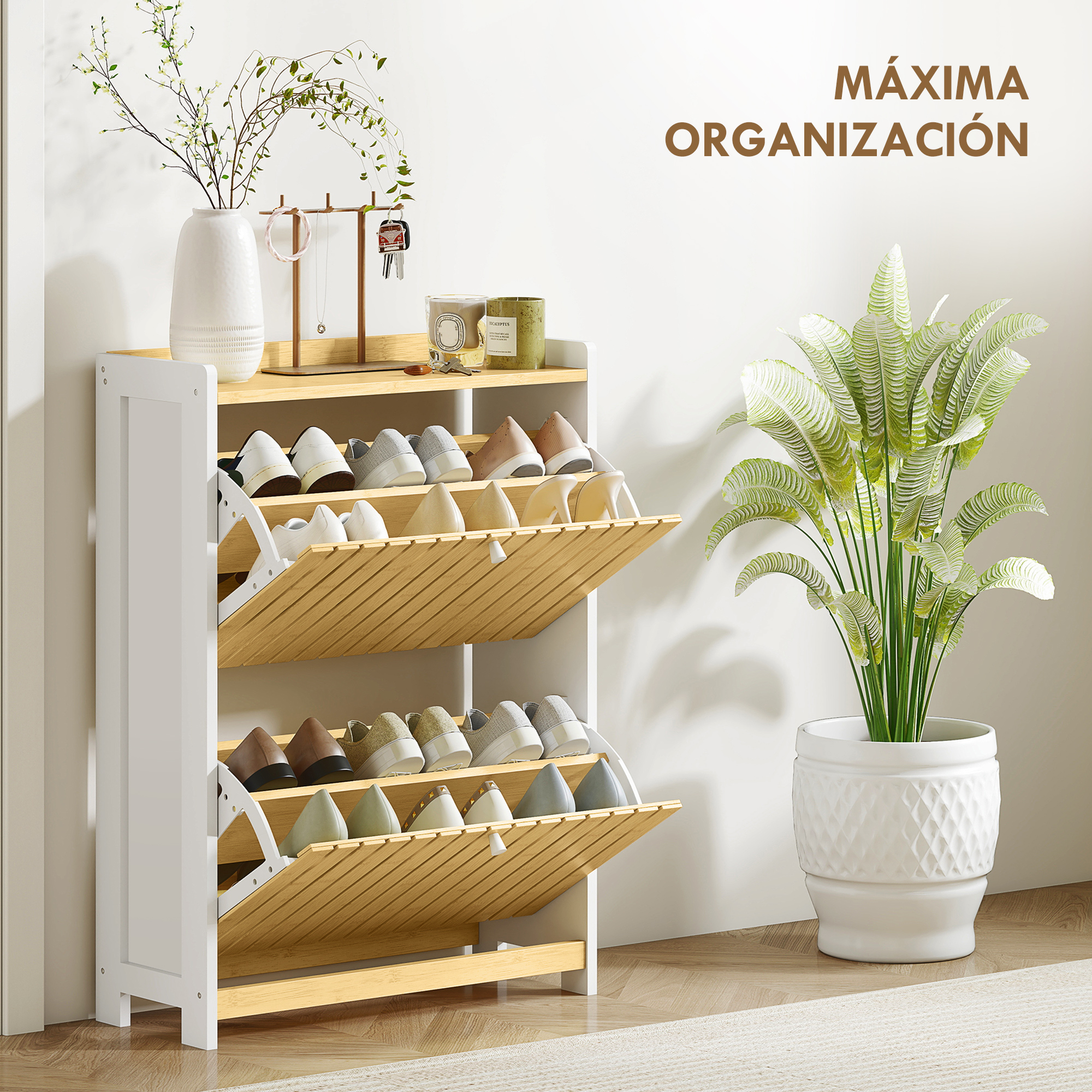 Un zapatero blanco con estantes de madera, lleno de zapatos. Una planta verde en maceta al lado.
