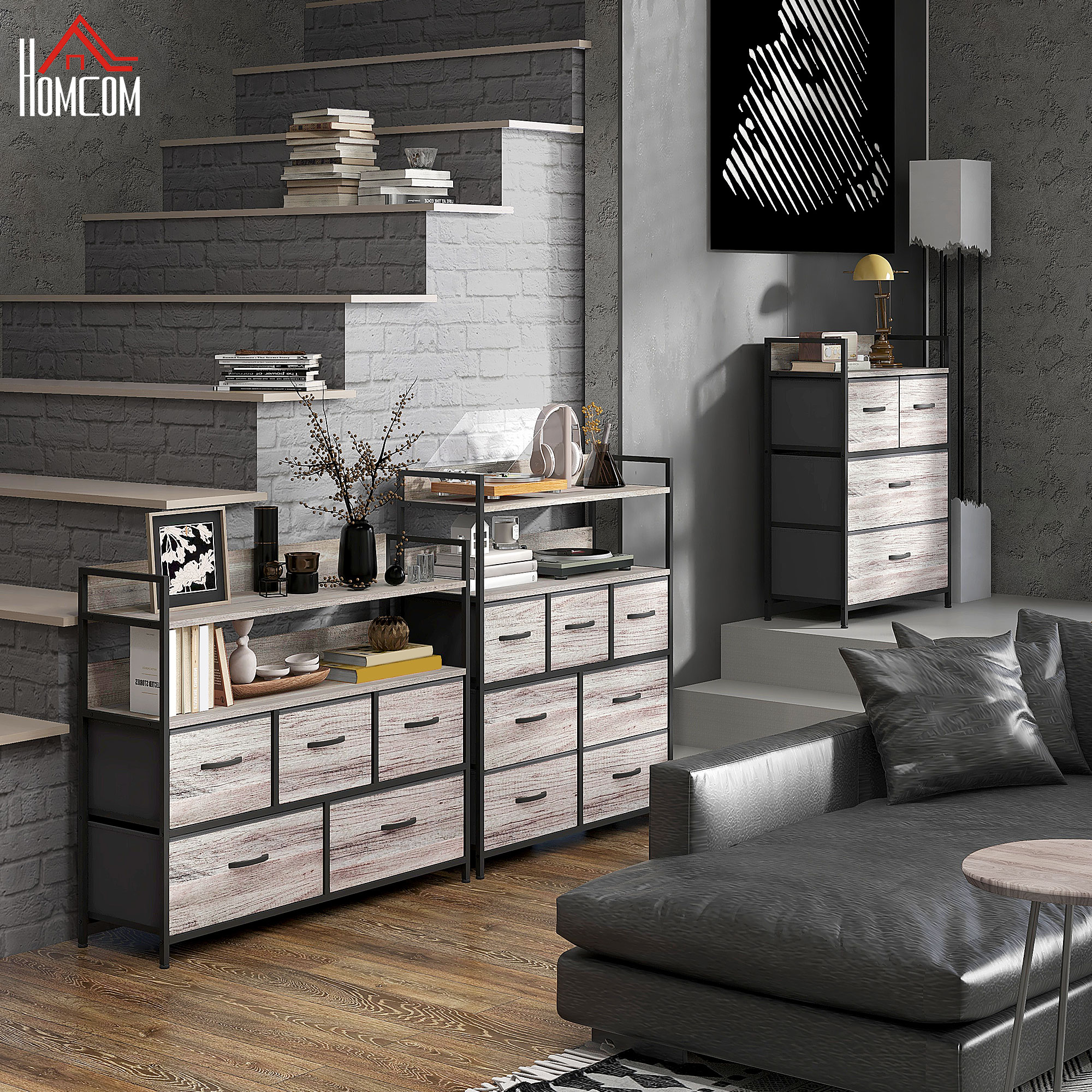 Una sala de estar con escaleras, sofá, cómodas y decoración.