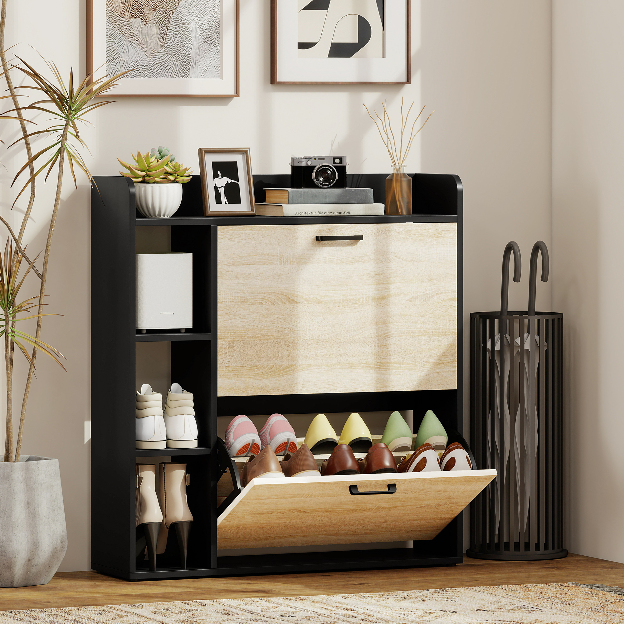 Mobiletto portascarpini nero con sezione in legno chiaro. Scarpe e deco.