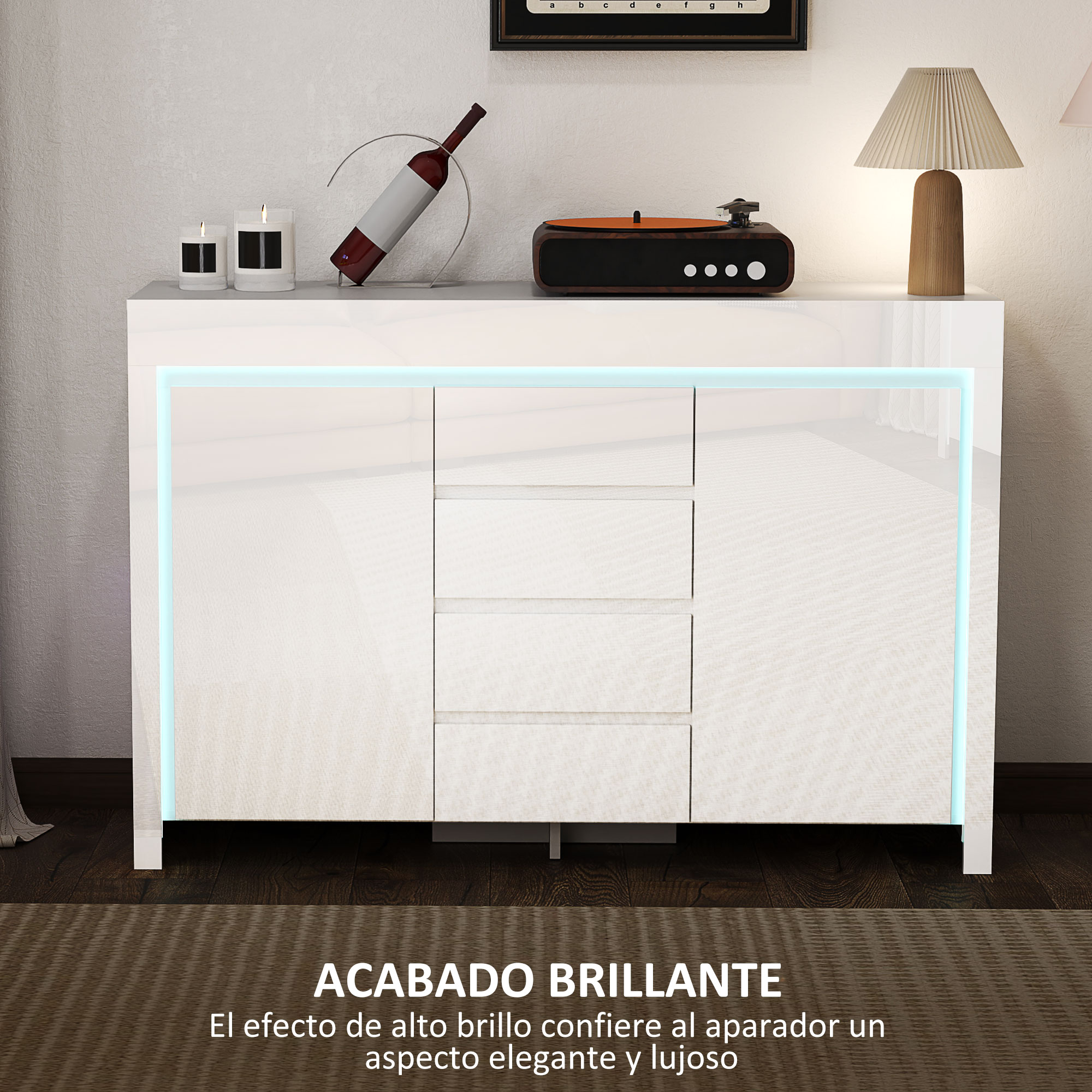 Un aparador brillante con iluminación, velas, botella y tocadiscos.