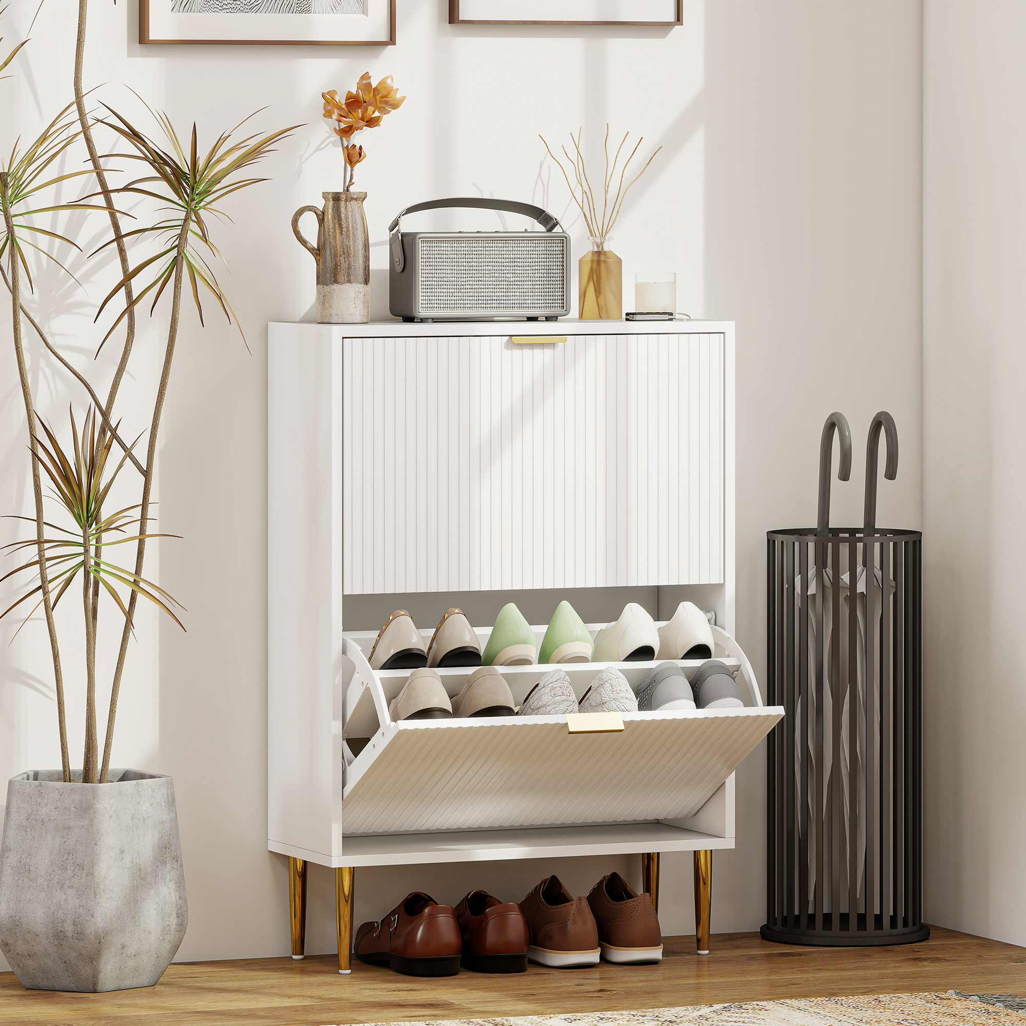 Scarpiere bianco moderno con gambe dorate, pieno di scarpe e portaombrelli.