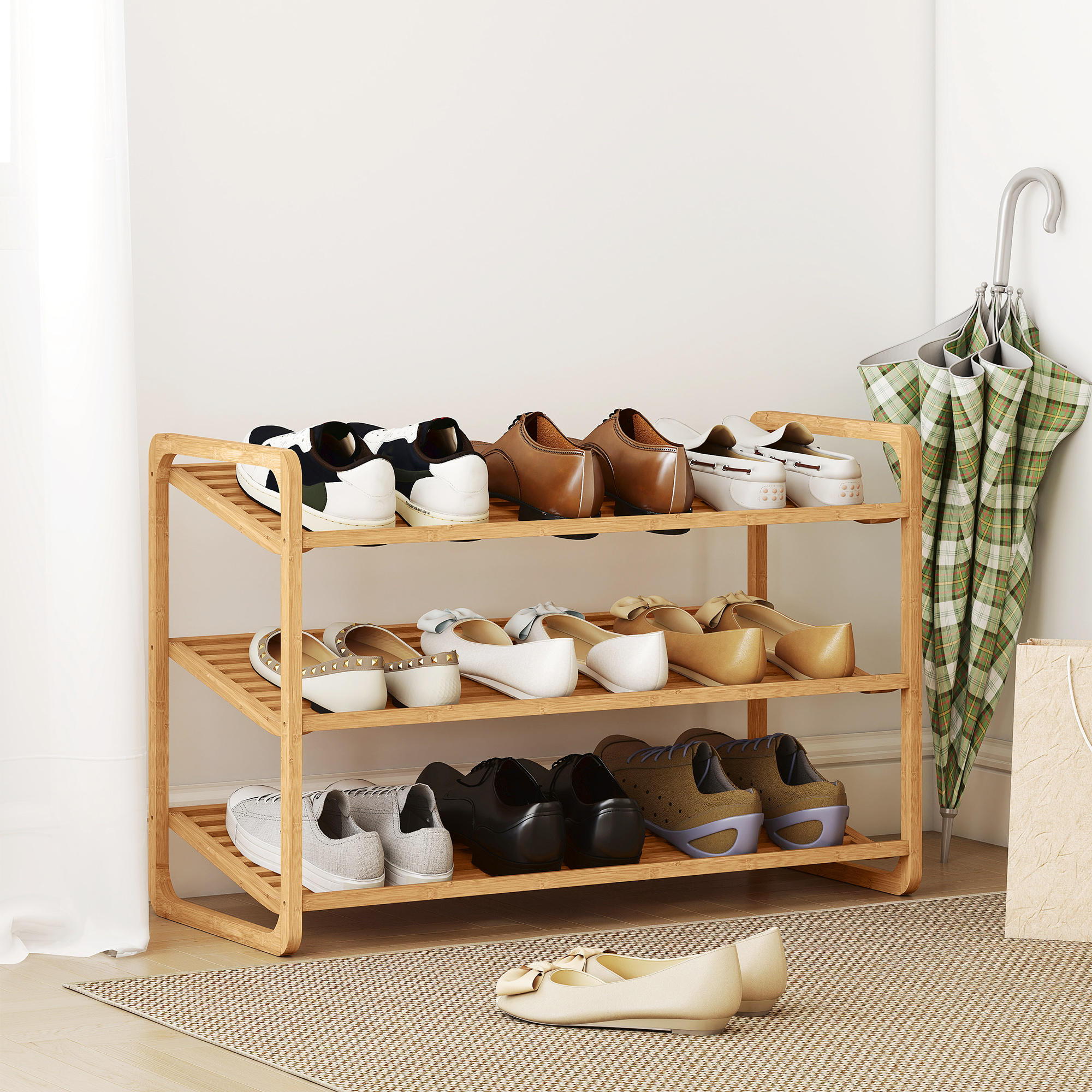 Un zapatero de madera con zapatos, paraguas y una bolsa al lado.
