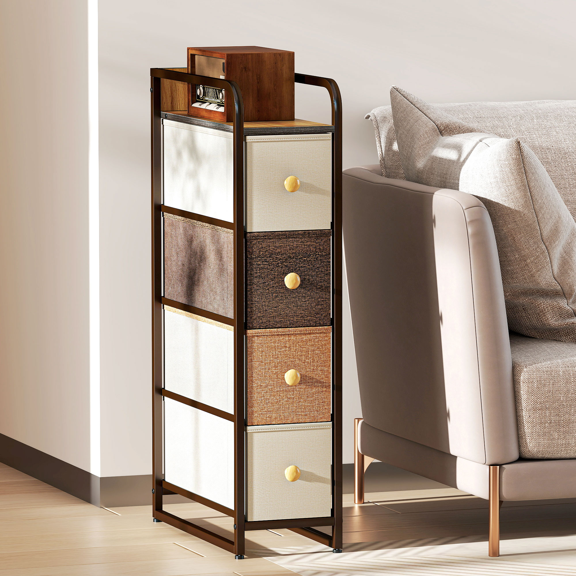 Un mueble de tela alto y estrecho con cuatro cajones y detalles de madera junto a un sofá.