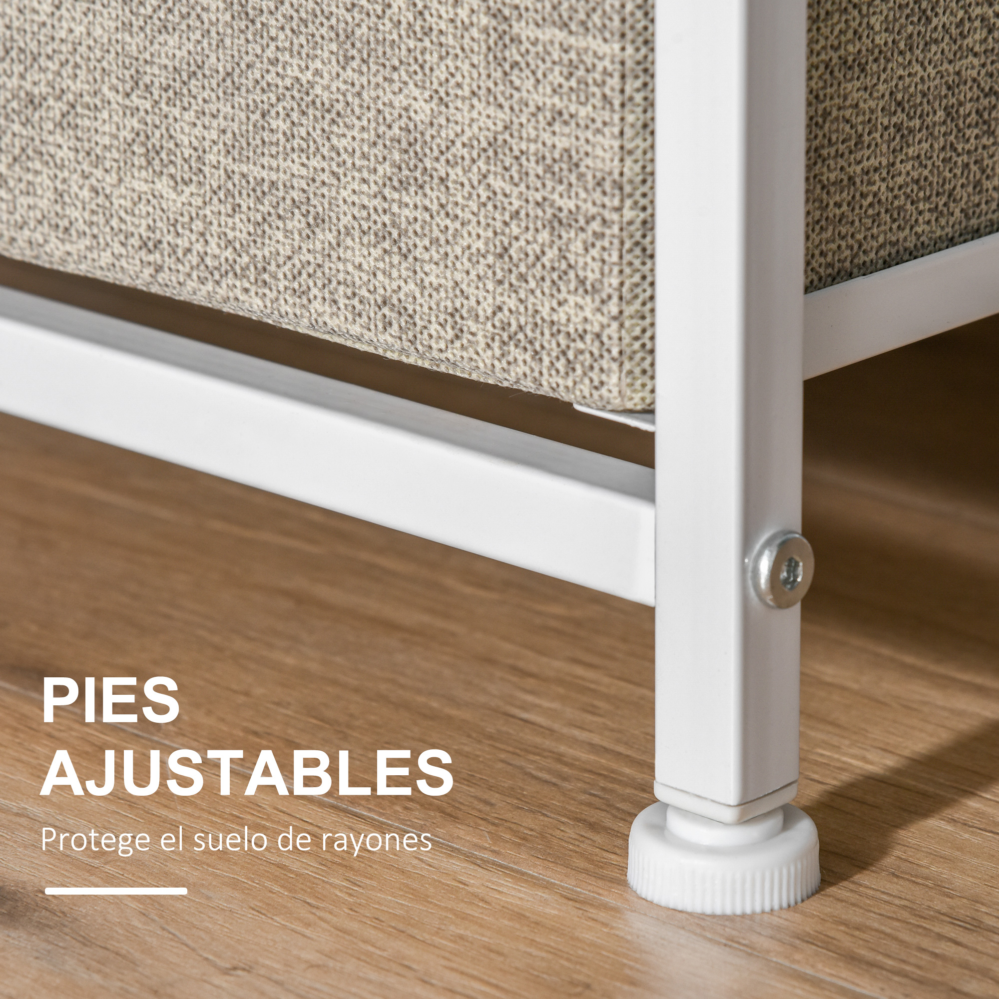 Marco metálico blanco con tela beige y pie ajustable sobre suelo de madera.