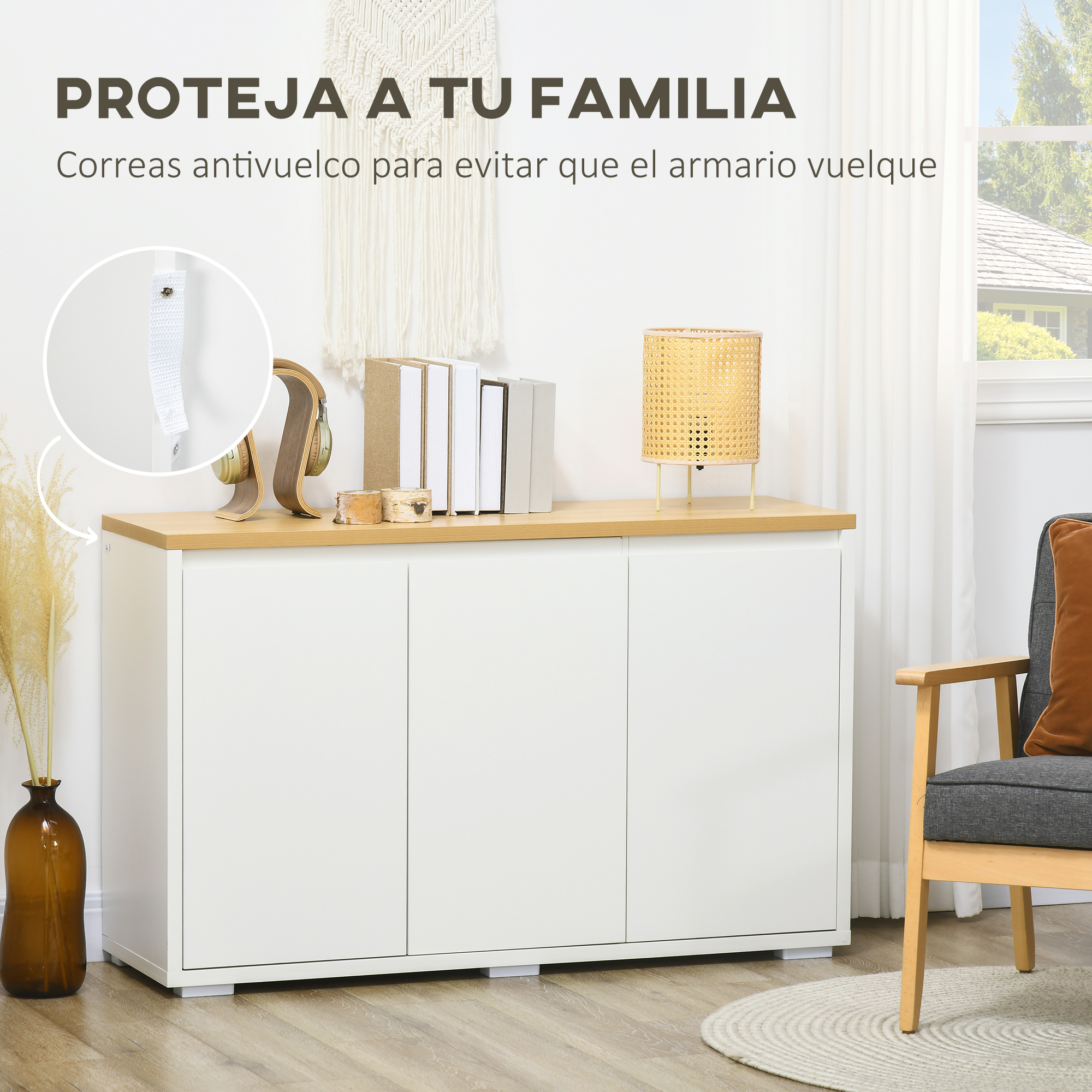 Un armario blanco con tapa de madera, libros, lámpara, auriculares y jarrón.