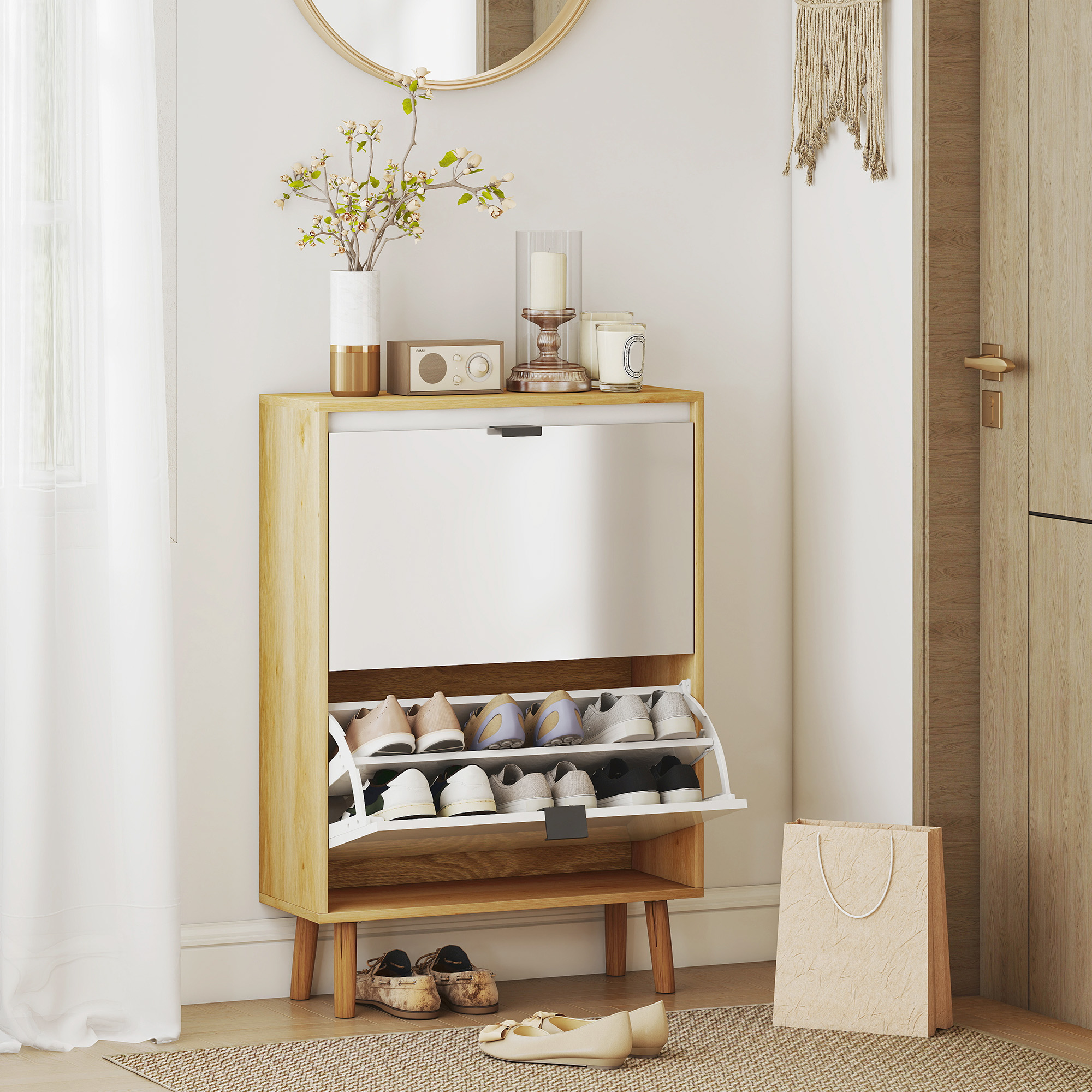 Un zapatero estrecho de madera con puertas blancas, lleno de zapatos.