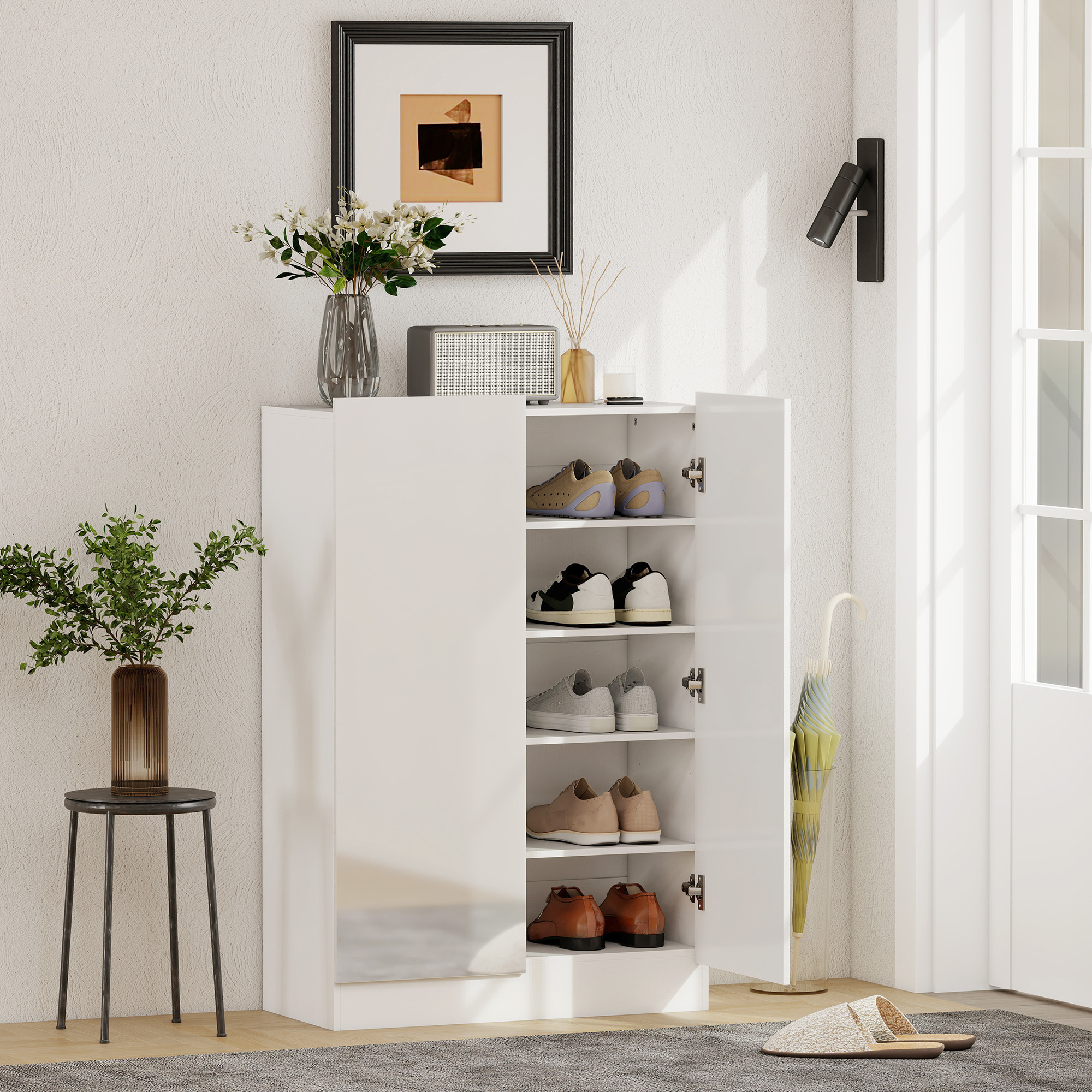 Un zapatero blanco con puertas abiertas, lleno de zapatos. Una planta afuera.