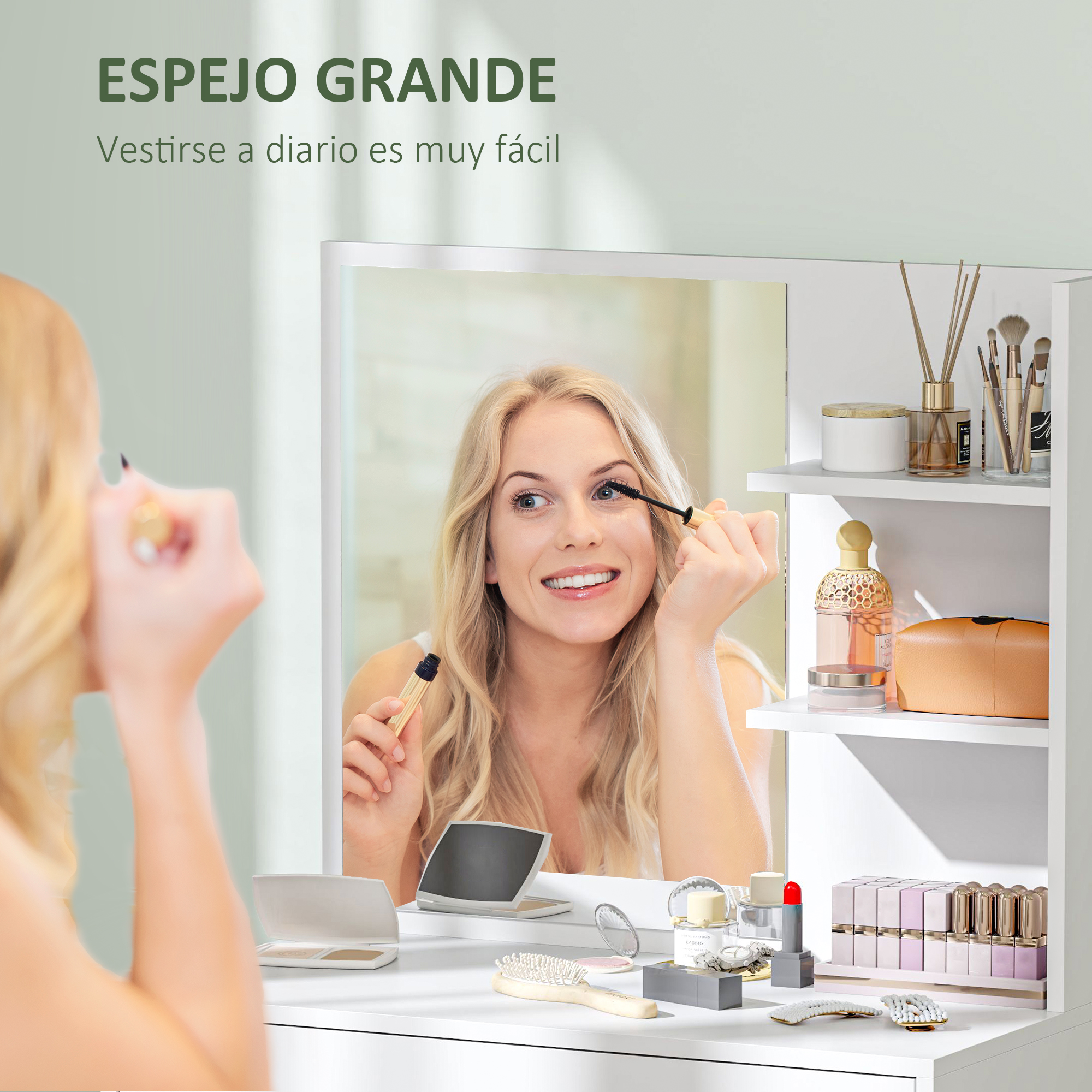 Una mujer rubia se aplica máscara de pestañas en un espejo, con maquillaje.