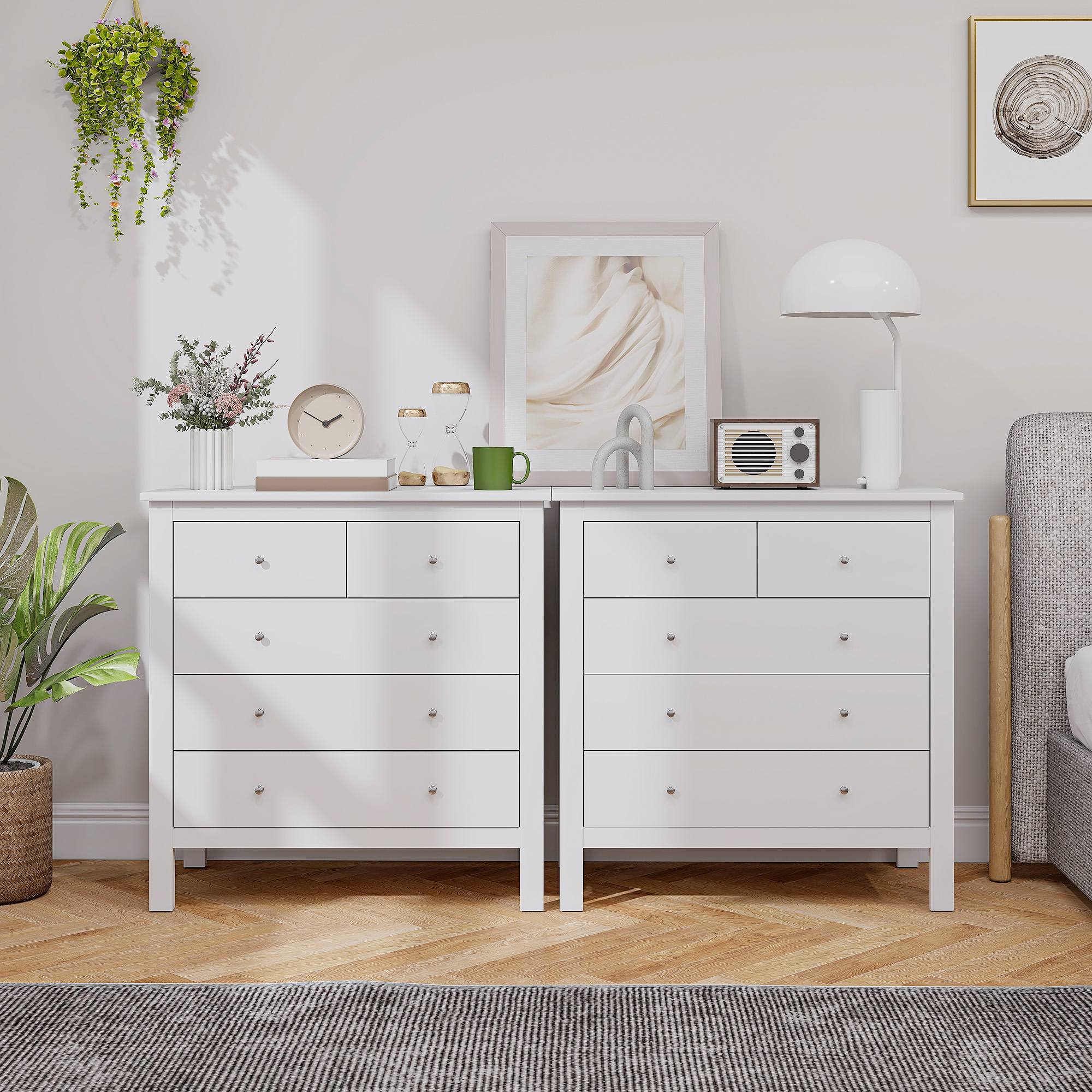 Dos cómodas blancas con decoración y una lámpara al lado.