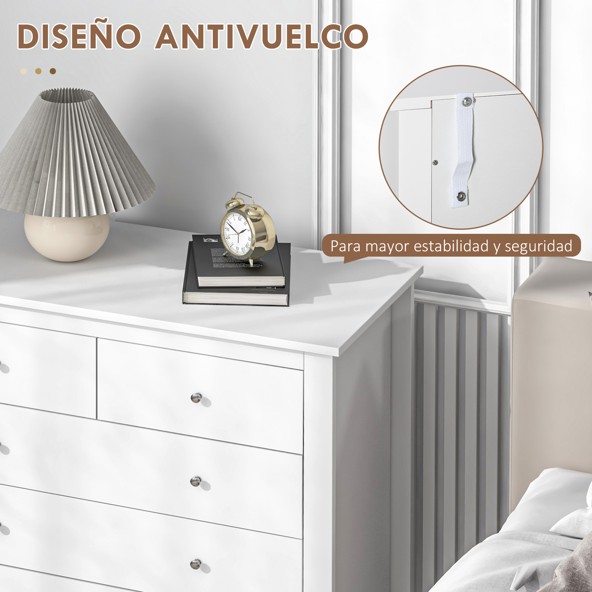 Cómoda blanca con lámpara, reloj y libros. Incluye herraje antivuelco.