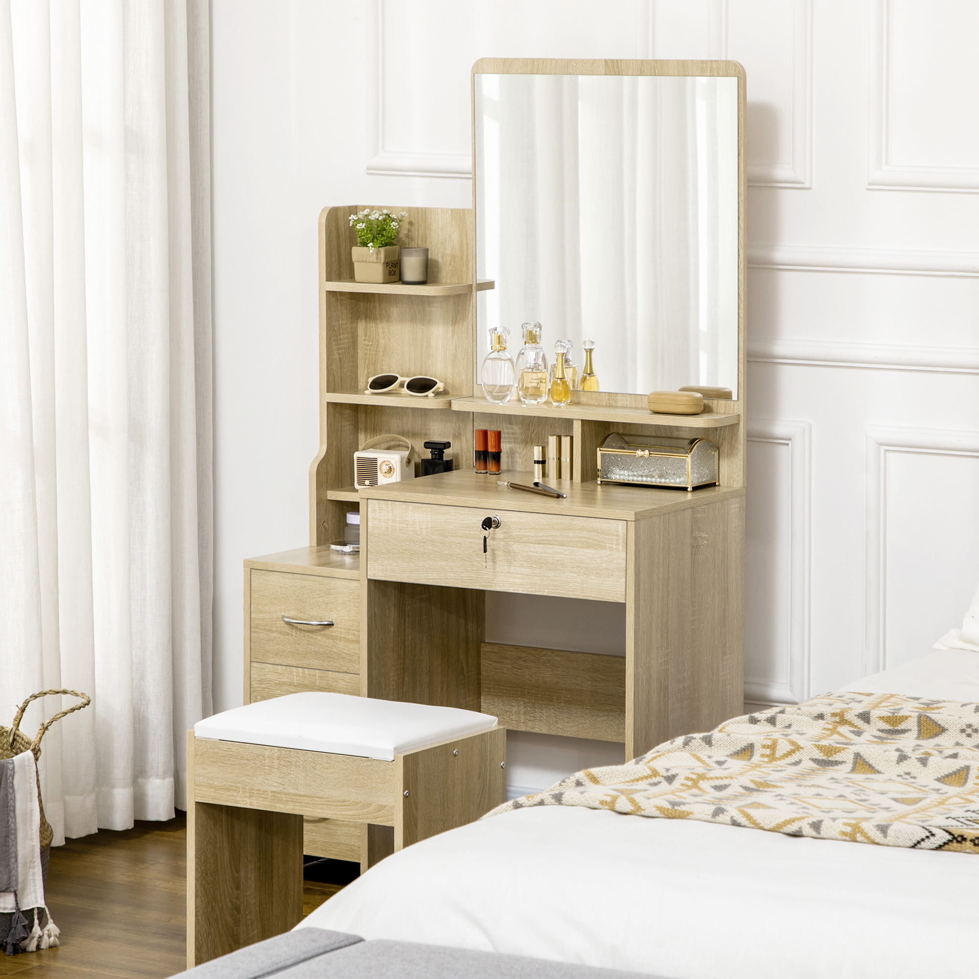 Una toeletta in legno con specchio, cassetti, cosmetici e sgabello.