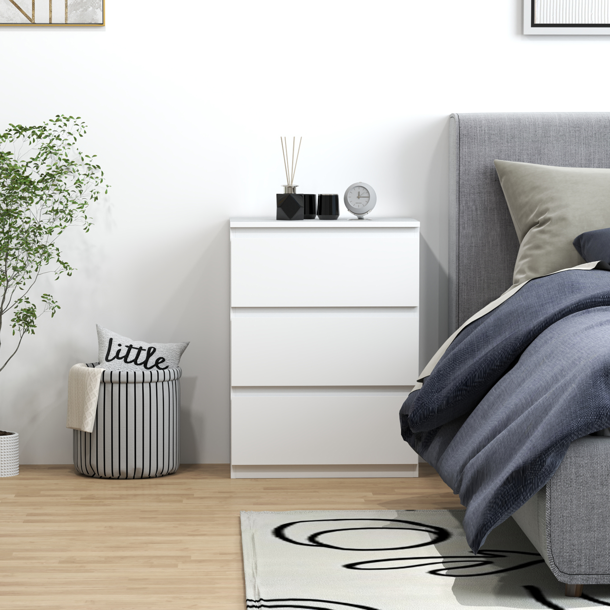 Una escena de dormitorio con cómoda blanca, cama y planta.